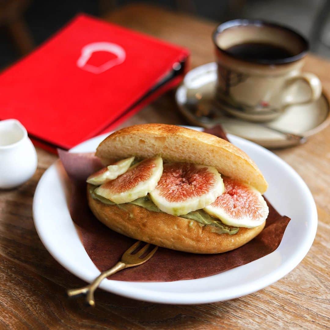 きょん。さんのインスタグラム写真 - (きょん。Instagram)「.  .  トースター @toaster488  いちじくコッペ 初登場👏  いちじくと コッペパンの 繋ぎ役は 緑茶クリーム。  ほほえみ調和🤤  #トースター #sweets#breakfast」9月10日 8時01分 - kyon_tokiiro