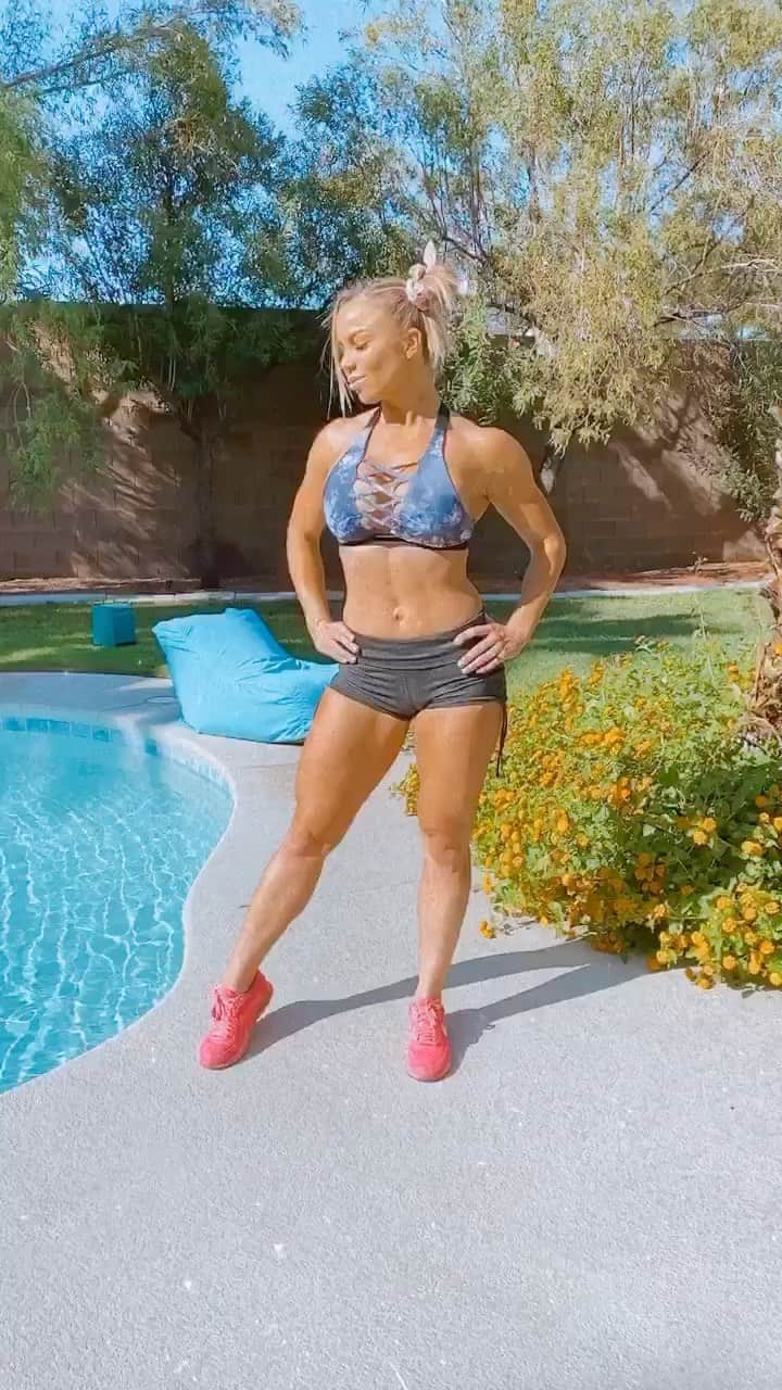 Lauren Drain Kaganのインスタグラム：「8 months postpartum💪🏽 I took almost the entire month of Aug off due to a family emergency😔 Hitting it hard now & getting ready for my Fall 6 Week Challenge🙌🏽 Train with me - join via link in my bio @laurendrainfit」