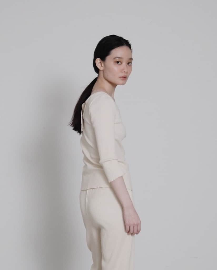 のインスタグラム：「-  EMILY WEEK ORGANIC COTTON RIB  BACK LACE-UP PULLOVER  -  20AW新作ルームウェアが、 NEWoMan横浜店に先行入荷。  柔らかなオーガニックコットン100%使用の リブ生地による、バックレースアッププルオーバー。  カラーはナチュラル、ブラウン、パープルの展開。 EMILY WEEKではお馴染み、 人と環境に優しい「bioRe COTTON」使用。 お揃いのリブパンツとセットアップで着るのもおすすめです。  気持ちの良いルームウェアで、 穏やかな時間を過ごせますように。  -  LUMINE CARD  10%OFF CAMPAIGN ✨ 9.10 thu - 9.22tue  ニュウマン横浜店では、 9月10日（木）よりルミネカード会員様対象 10%OFFキャンペーンを開催いたします。  新作アイテムも対象となります。 お得なこの機会に、ぜひお買い物をお楽しみください。  - #EMILYWEEK #reset #active #neutral #balance #aroma #organic #period #relax #design #typography #photography #womanslife #organiccotton #langerie #skinwear #innerwear #underwear #biorecotton #sustainable #roomwear」