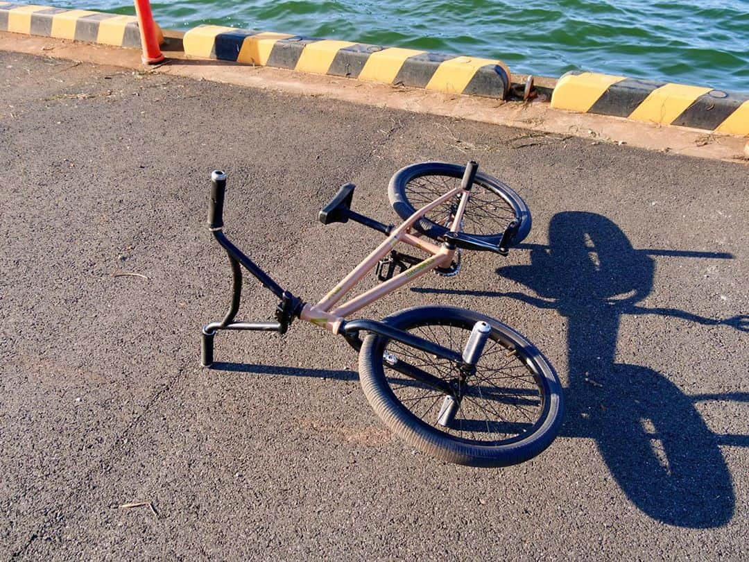 宇野陽介さんのインスタグラム写真 - (宇野陽介Instagram)「沢山BMX メーカーは、あるけど、完成車が本当に乗れるBMX ！って事を伝えれてるメーカーは少ない。一推し！ARESBIKES APLUS complete bike #aresbikes #bmx #flatland #original #freestylebmx #aplus #completebike」9月10日 8時15分 - yorkuno
