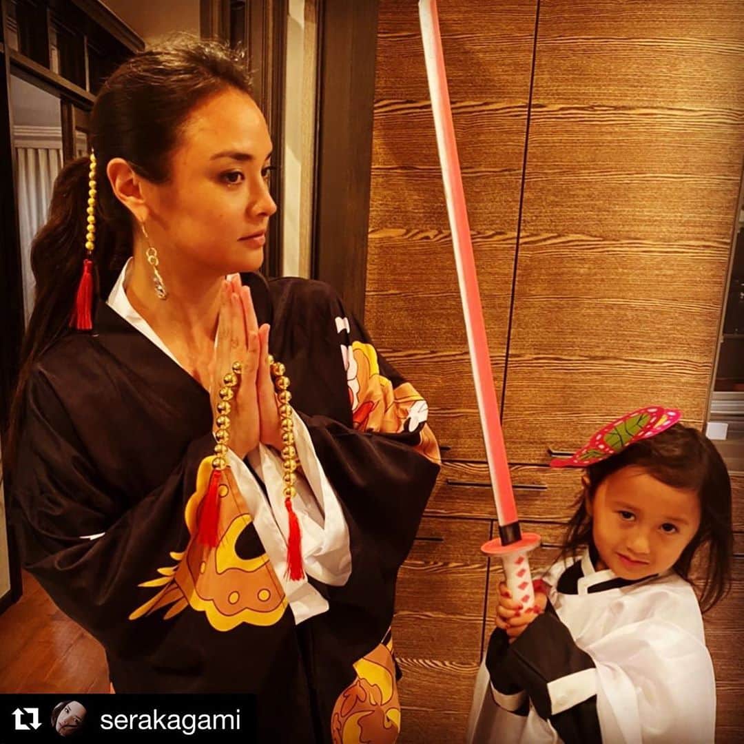橋本麗香のインスタグラム：「@serakagami  彼女の深い愛はいつだって 人を幸せにする❤️  #きゃーちゃん0219   #Repost @serakagami with @get_repost ・・・ #鬼滅の刃　#コスプレ　@home #KimetsuNoYaiba #WithKids #shinobu #しのぶ　#無惨様  #LoveCosplay」