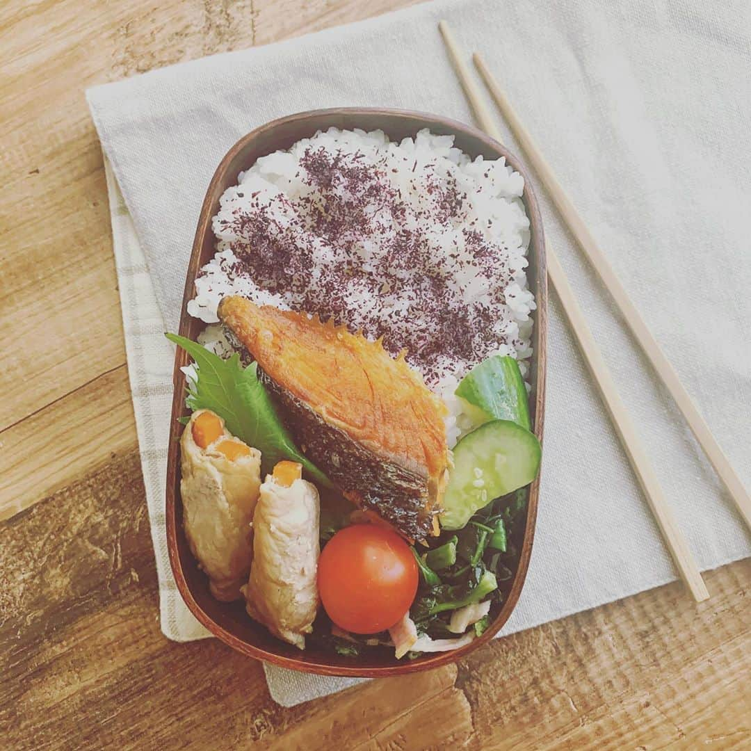 金子あきこさんのインスタグラム写真 - (金子あきこInstagram)「⌘本日のお弁当⌘ #ごはん #人参肉巻き #鮭　 #ほうれん草ソテー #きゅうりの浅漬け 高校生になって、ほぼ毎日小テストあり。 夜遅くまで勉強しているから、 起きてくるのもギリギリ。 そして朝は米が重いという。 味噌汁は必ず食べ、食べれそうな日はパンを食べる。 心配だなぁ… ୨୧┈┈┈┈┈┈┈┈┈┈┈┈┈┈┈┈┈┈୨୧ #詰めるだけ弁当#時短弁当#10分で完成#節約レシピ#時短メニュー#おうちごはん#手作り#高校生弁当#男子弁当#食べ盛り#健康#代謝#熱中症予防#残暑#日焼け#管理栄養士#節約美容料理研究家#金子あきこ#アリコフード」9月10日 8時31分 - akiko.7878