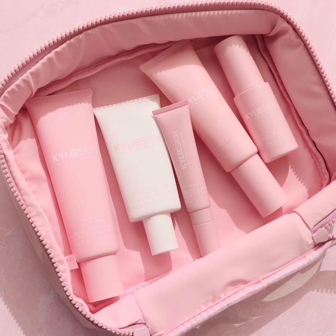 Kylie Cosmeticsさんのインスタグラム写真 - (Kylie CosmeticsInstagram)「New @KylieSkin Ultimate Hydration Bundle 💦 this new set includes our Eye Cream, Hydrating Face Mask, Vitamin C Serum, Face Moisturizer, SPF 40 Face Sunscreen and Kylie Skin Bag for $140 ($156 value)! ✨ available now on KylieSkin.com」9月10日 8時24分 - kyliecosmetics