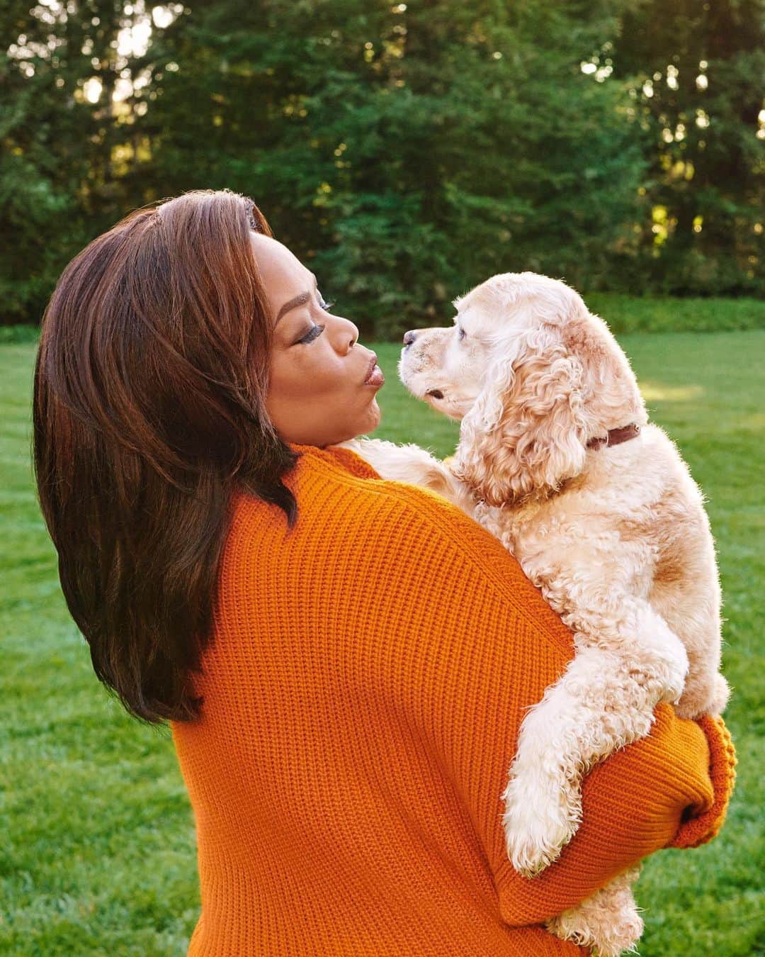 オプラ・ウィンフリーのインスタグラム：「Me and Sadie in this month’s @oprahmagazine—and 11 years ago when we first met at @pawschicago! 😘🐶」