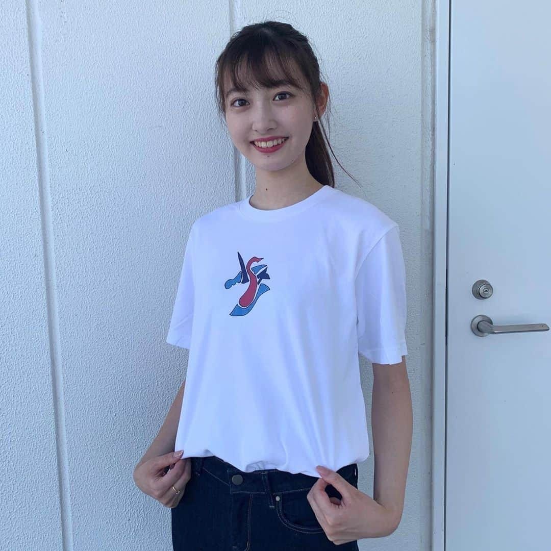 浅賀美咲のインスタグラム：「#ユニクロ吉祥寺店　様とのコラボ企画で、自分のTシャツを作ってきました✨  これは何を描いたかお分かりになりますか？ 遠目から見ると、私の大好きなユニコーンなんです🦄  そして、実は…近くで見ると私の名前MISAKIと書いてあるのです🤗 美咲画伯の登場でした😆👍  【StyleHint】というアプリでミス成蹊が選ぶユニクロコーデを紹介しています🤗チェックとフォローお願い致します💕 ↓↓↓ ミス成蹊アカウント:@missseikei ユニクロ吉祥寺店様のアカウントにもお洒落なコーデが沢山！:@uniqlo_kichijoji  #ユニクロ #ユニクロコーデ #ミスコン　#ミスコンテスト #ミス成蹊　#ミス成蹊コンテスト #ミス成蹊コンテスト2020 #ミスコンファイナリスト　#tシャツ  #吉祥寺」