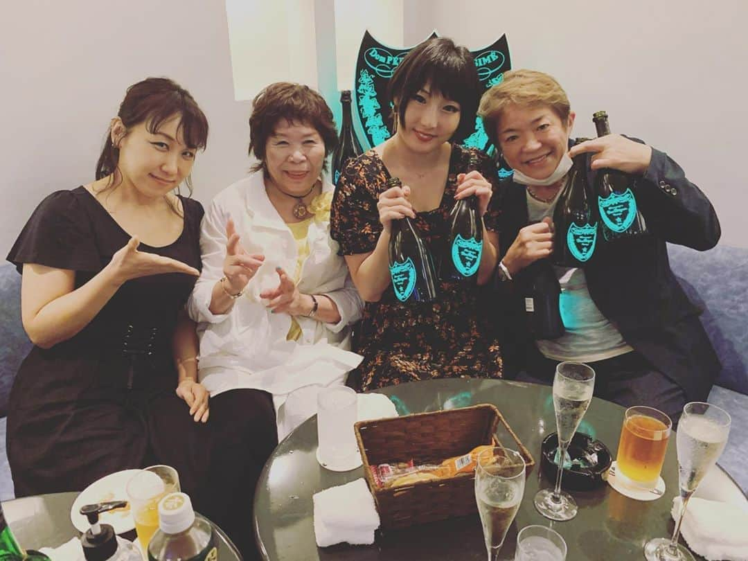 真琴さんのインスタグラム写真 - (真琴Instagram)「あるお仕事で、ライオネス飛鳥さんのお店に行かせていただいたときのものです🌷 光っていました✨」9月10日 19時28分 - makochan926