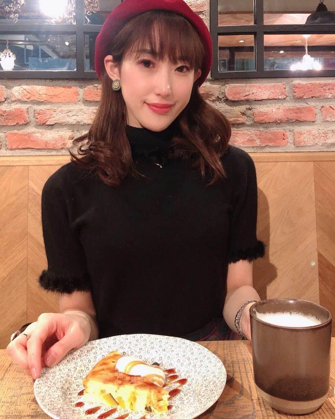 近藤夏奈のインスタグラム：「1年前くらいの写真？かな？📸﻿ 秋服は色々楽しめるから嬉しいね💗﻿ ﻿ ﻿ 明日も午後5時から午後7時🕔﻿ ウメダfmbehappy789 『Be Sports! Friday』🧘‍♀️🌈﻿ 2時間生放送です🗣﻿ 私のストーリーからも聴いてもらえます◎﻿ ﻿ ﻿ 明日のメッセージテーマは﻿ 『秋といえば○○！』です🙋‍♀️💌﻿ ●食欲の秋🌰🍠﻿ ●スポーツの秋🏃‍♀️﻿ ●ファッションの秋👗﻿ 色々な楽しみ方がある季節ですが﻿ あなたが『秋』で連想できるものは何ですか？❣️﻿ ﻿ ﻿ 今、あなたが聴きたい曲と共に﻿ メッセージおまちしてます💗﻿ .﻿ .  #ウメダfm #ウメダfmbehappy789#梅田#ラジオ  #ラジオパーソナリティー#フリーアナウンサー」