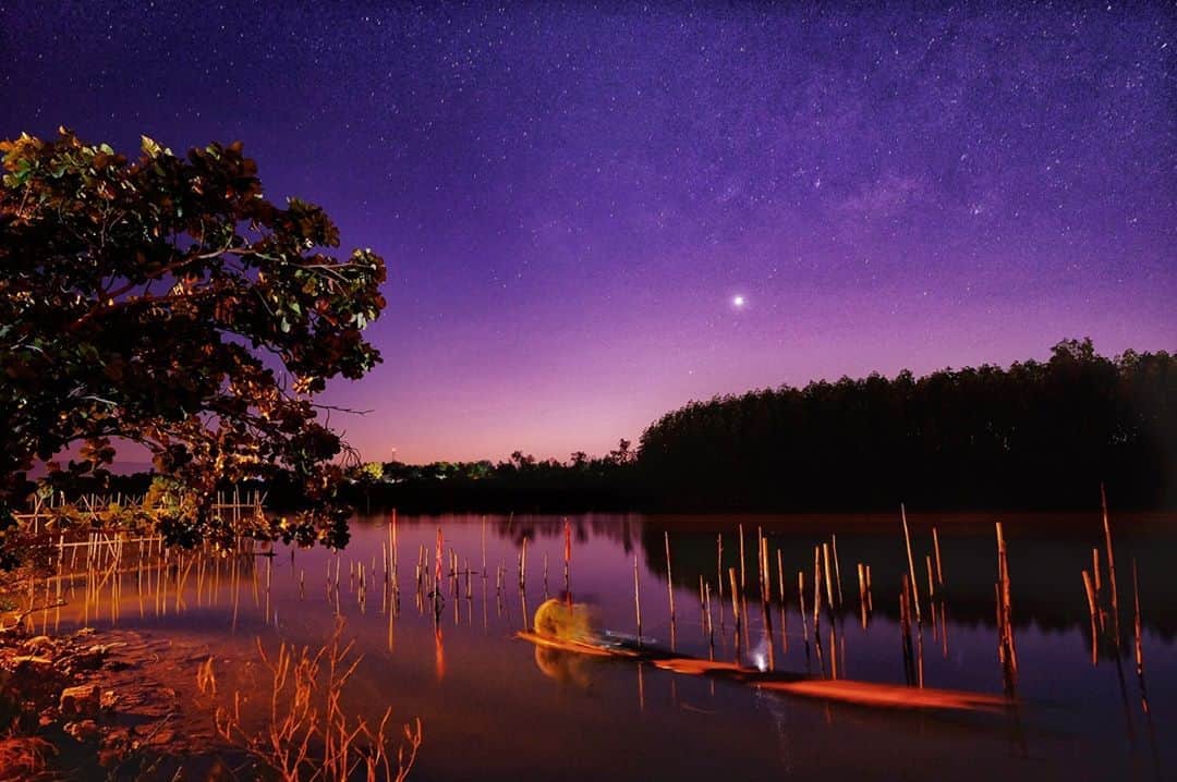 Fujifilm UKさんのインスタグラム写真 - (Fujifilm UKInstagram)「FEATURED PHOTOGRAPHER OF THE WEEK  Tell us what instantly captures your eye in this unique shot taken by @sheescobar?  “I was composing this shot when a boat started entering the frame. I waited for it to be right under that star. I liked the motion blur against the stillness of the surrounding scene.”   #XT1 XF14mmF2.8 R F5.6, 30 seconds  #FujifilmXSeries #XSeries #Fujifilmx_uk」9月10日 19時30分 - fujifilmuk