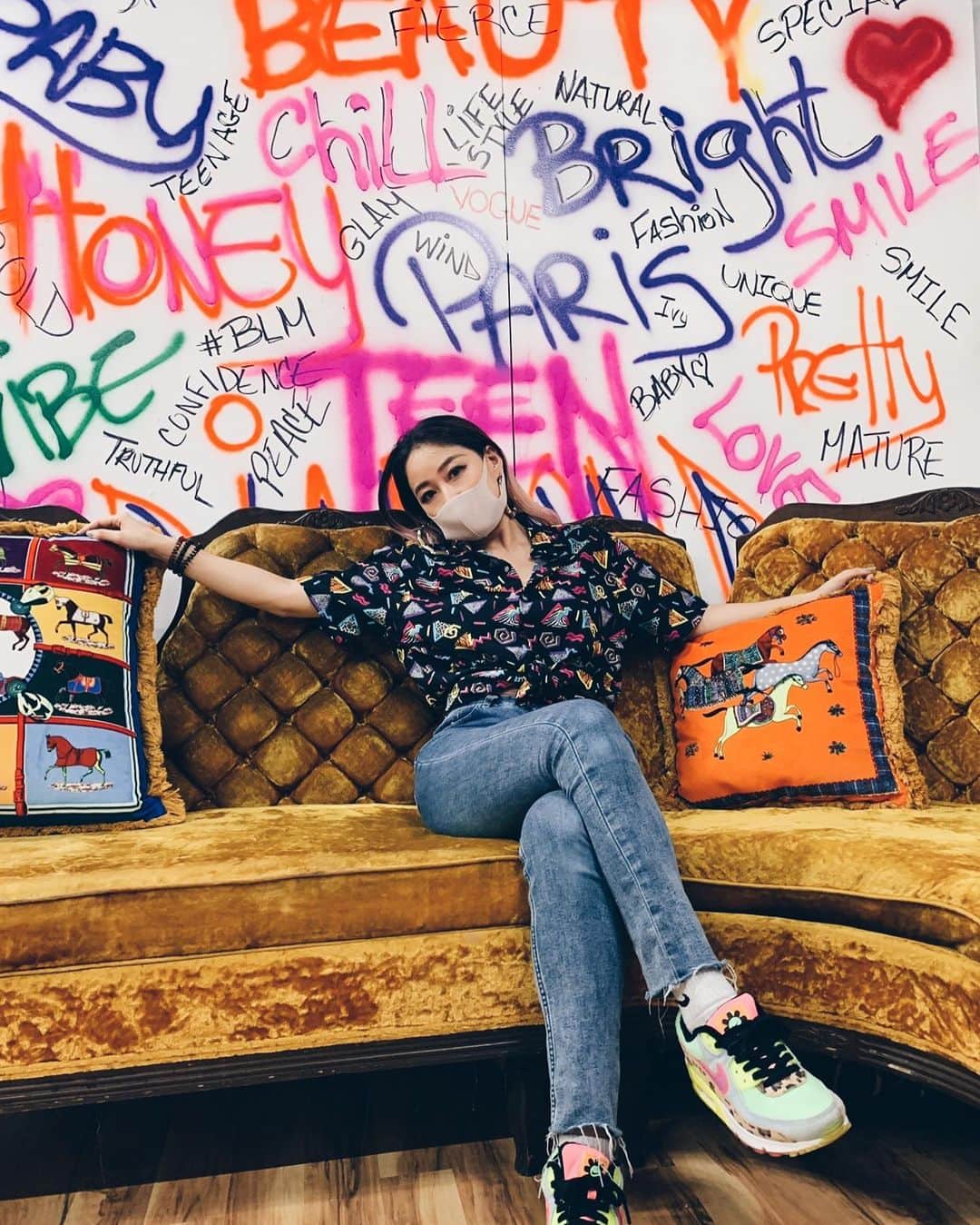 jyA-Me（ヤミー）のインスタグラム：「🔥🔥🔥 9月26日(土)開催のオンラインLIVEのチケット＆グッズ販売がスタートしました♪ #プロフィールのLINKから飛べます   なんと！ 今回は新曲無料ダウンロード付きです♪   楽曲タイトルは 8letters 3words 1meaning feat. jyAMely   大切なヤミリーを思いながら作った曲。 そして去年の831Live&Meetingに参加してくださった皆さんに レコーディングに参加して頂き完成しました♪   編集の段階でも思いましたが、 この楽曲はみんなの声がないと全然違う！ 一気に愛のある楽曲になりました💖💖💖    チケットと購入画面で楽曲をダウンロードして、 オンラインライブで一緒に歌おうね♪♪♪     また、今年はグッズも豊富です♪   直接会えない分、 グッズで盛り上がってもらえたら嬉しいです！！   今回はオンラインライブだけど、 その分、なかなか行くことのできなかった地域のみんなや、 子供がまだ小さくてなかなか外出が難しいみんなとも 繋がれることが出来るので 全国の皆さん！ いや、 全世界の皆さん！ 一緒に楽しい時間を過ごしましょう❤️💜🧡💛💚🖤   831Live&Meeting2020~オンライン~   日程: 9月26日(土) 時間:18:30〜21:00 料金: ¥1,831 9月30日までアーカイブ視聴可能。   チケット＆グッズはこちらのURLからも 購入できます↓↓↓ https://jyameofficial.stores.jp/    #831#831liveandmeeting #OnlineLive#jyame」