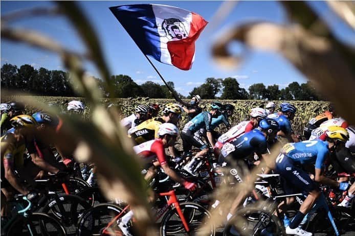 のインスタグラム：「#AFPrepost 📷 @mber12 - Tour de France, 2020 -⁣ ⁣ #tourdefrance #tdf2020 #france🇫🇷 #cyclinglife #cyclingphotos #cycling #drapeau #afpphoto #afpsport #gettyimages #gettysport #guardiansports #nikond6 #nikon35 #nikoneurope」