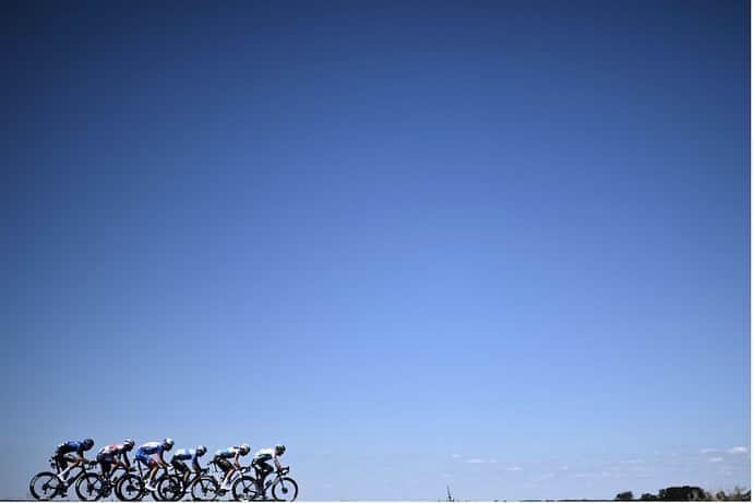 AFP通信さんのインスタグラム写真 - (AFP通信Instagram)「#AFPrepost 📷 @mber12 - Tour de France, 2020 -⁣ ⁣ #tourdefrance #tdf2020 #france🇫🇷 #cyclinglife #cyclingphotos #cycling #drapeau #afpphoto #afpsport #gettyimages #gettysport #guardiansports #nikond6 #nikon35 #nikoneurope」9月10日 19時32分 - afpphoto