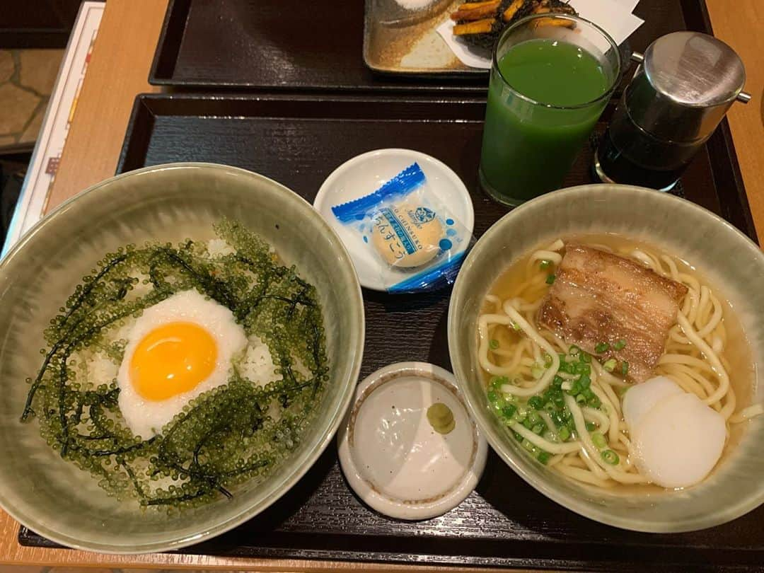 ムラムラタムラさんのインスタグラム写真 - (ムラムラタムラInstagram)「とろろ海ぶどう丼と沖縄そばを口に突っ込みました。少ししたらアスホールから出てくるでしょう。ゴーヤジュースはとんでもない飲み物だったのでこの世の人間全員に飲んで欲しい。」9月10日 19時32分 - muramocochan