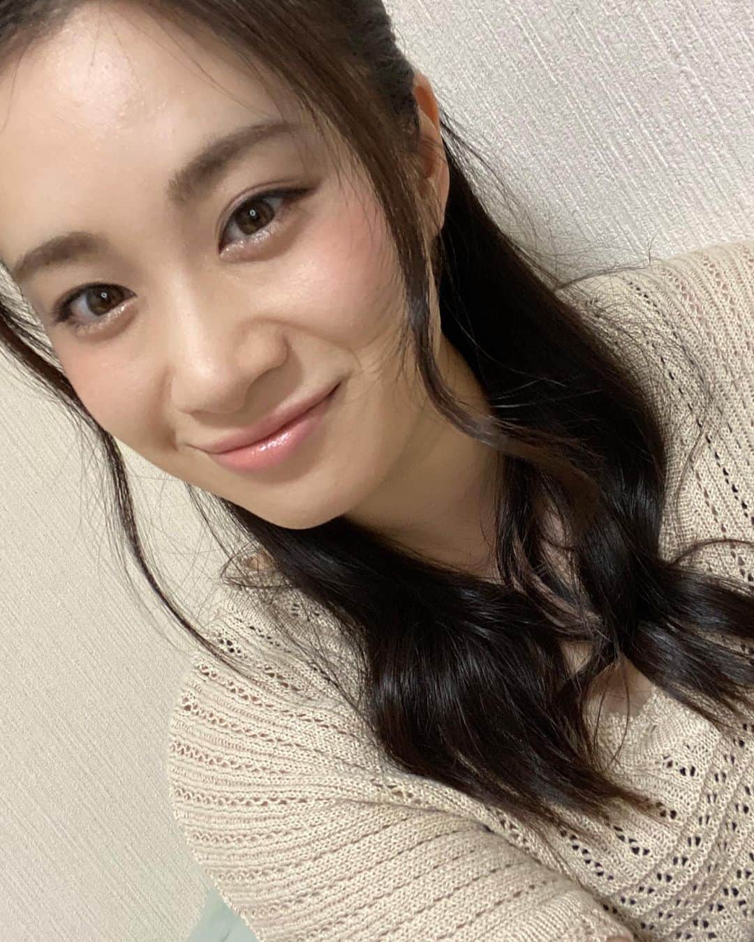 鈴木芳奈のインスタグラム：「写真なさすぎて久々に自撮りアップめ。 みなさんお元気かい☺︎？ 季節の変わり目だからなのかな 最近、すんごい眠いんです… 読書の秋、、、ではなく睡眠の秋か。 起きたい。起きたい。起こしておくれ。 ☺︎☺︎☺︎」
