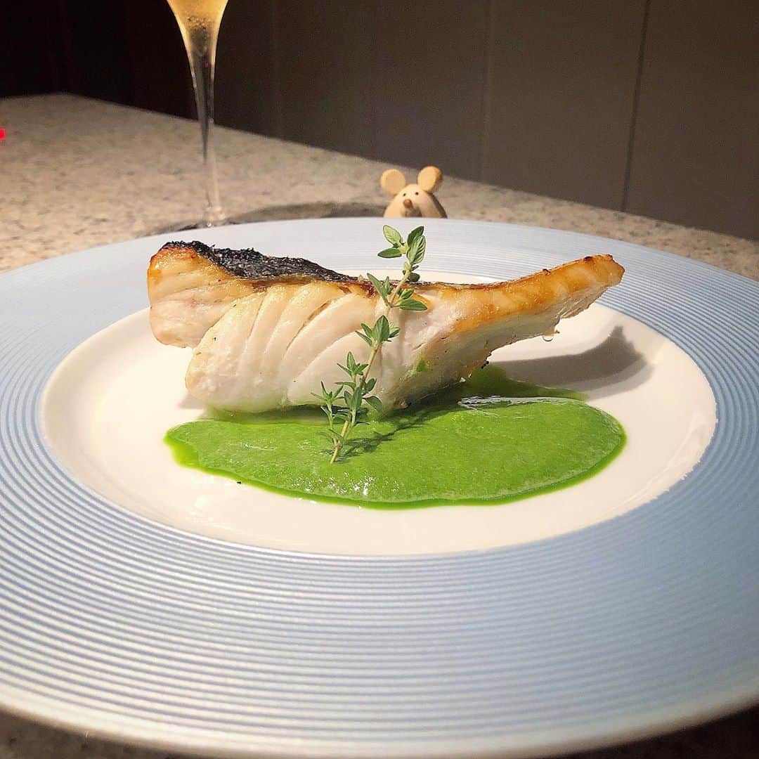 榊山敬代のインスタグラム：「🥬🐟… ・　 日本酒をやめましてから お魚レシピも変化のとき  最近マイブームなのは お魚に合わせてソース オリジナルに制作の巻  今回は小松菜のあっさりソースに挑戦 隠し味はライムとペコリーノスリスリ 少しお醤油も加えてまろやかな風味に  スズキさんはかるく塩味だけにして 小松菜のふわふわソースをからめて しゅわしゅわとの相性バツグンなり  これまたマイブームなタイムさんが さらに香りゆたかに演出してくれて シンプルだけどご馳走なひと皿なり　  #また食べたい  それにしましても 日本酒やめてから 一ヶ月は経つかな  なんだかカラダの 体調がよいかんじ  そのようなわけで  日本酒すきだけど今年は ワイン生活にきりかえる  🍷" …  さてきょうは朝から あっという間な一日  そして今年後半のスケジュールを 急きょ計画することになりまして  早速明日からひとつずつ実行する計画 はたしてスケジュール通りにいくかナ  🙄🗓💦… ・ ・ ・ #おうちごはん #おうち大好き #enjoyhome ・ ・ ・  ・ ・ #dinner #夕食  #おうちごはん #おうちディナー #おうちのみ #しゅわしゅわ #brut #champagne #しゅわしゅわと共に #鱸 #スズキ #小松菜 #オリジナルソース #sauce#Japanese #food #おもいつき #創作料理 #artist #cooking #日本画家 の#お料理こんなもん」