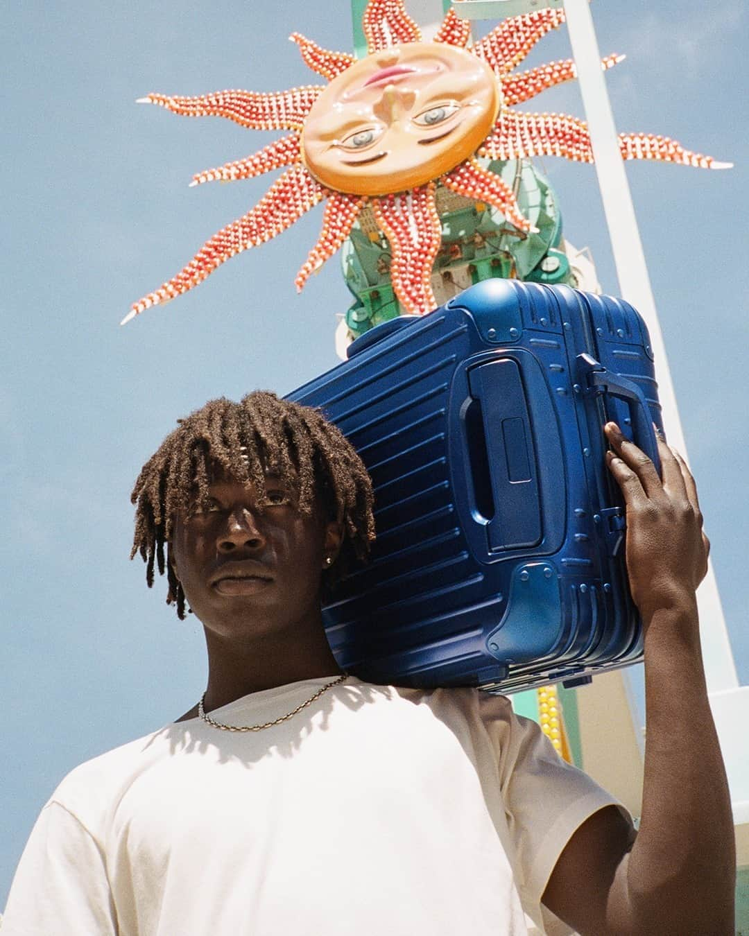 リモワさんのインスタグラム写真 - (リモワInstagram)「“Summer Flings” photographed by Djiby in Jardin des Tuileries, Paris, Summer 2020.⁣⁣ ⁣⁣ ⁣⁣ ⁣⁣RIMOWA Original Cabin in Marine, available in stores and at RIMOWA.com.⁣ ⁣⁣ ⁣#RIMOWA #RIMOWAoriginal」9月10日 18時00分 - rimowa