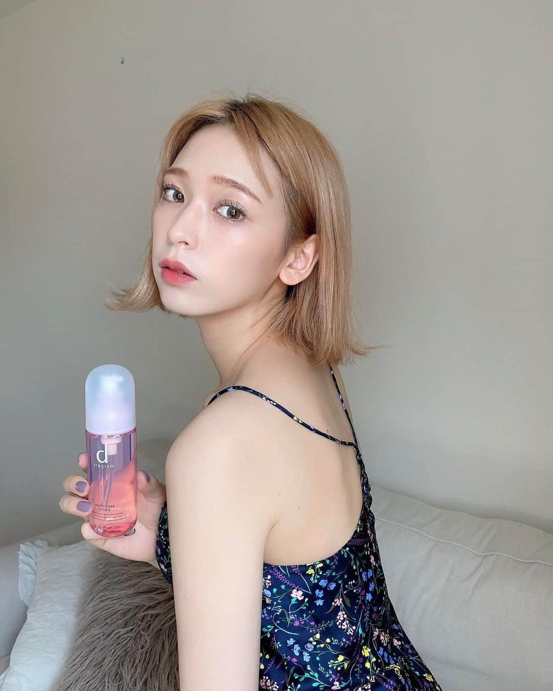 資生堂 ｄ プログラムのインスタグラム：「何度でも触れたくなる美肌へ✨ 新しくなったd プログラム ローションシリーズ。  室内で過ごすことが多いとエアコンなどで乾燥しがちですよね。 そんな時は、ピンクのボトルの #モイストケア がおすすめです💁‍♀️  ＜モイストケアの進化ポイント＞ MTケアコンプレックス*配合で、角層深部まで浸透し、深いうるおいを与えてキメを整え、乾燥の気にならない肌に導きます❣️  ＜こんな方にオススメ＞ ・肌の乾燥が気になる方 ・肌あれや粉ふきを起こしやすい方 ・肌あれが気になる方  美肌バリア機能を整えて、透明感あふれるしっとりうるおう美肌へと導きます。  *スーパーヒアルロン酸（アセチルヒアルロン酸Na）、ワセリン、ヨモギエキス、グリセリン／保湿  #dプログラム #dprogram #資生堂 #SHISEIDO #ときどき敏感肌からなりたい肌へ #デリケートスキン #スキンケア #skincare #敏感肌 #薬用化粧水 #美肌菌」