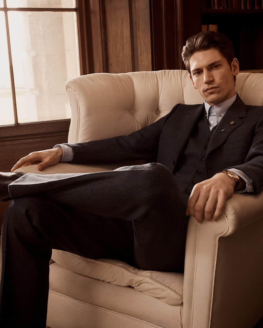 MR PORTERのインスタグラム：「Introducing Kingsman, a collection of luxury menswear and accessories exclusive to MR PORTER that is inspired by the fantasy world of the dapper gentleman spy, but designed with real men in mind. Intended from the start to live on as a standalone brand regardless of the continuation of the movie franchise, Kingsman has since become one of MR PORTER’s most popular labels, with 12 seasons – and counting – of luxury menswear to its name. This week we have launched a new collection of clothes suitable for a spy—head to the link in bio to discover the collection. #MRPORTERxKingsman」