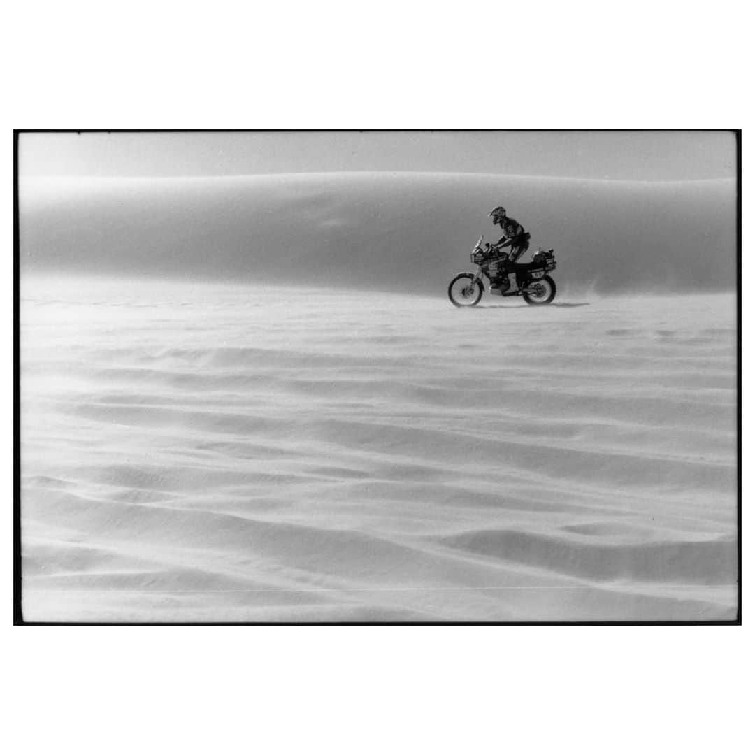 Magnum Photosさんのインスタグラム写真 - (Magnum PhotosInstagram)「Within its first decade, the Dakar rally was transformed from a one-off adventure for a group of French thrill-seekers into a major fixture on the international sporting calendar.⁠ .⁠ The Dakar became Formula 1 in the desert, with world-famous drivers and riders taking the wheels – or handlebars – of vehicles decked out in the colours of tobacco brands. ⁠ .⁠ @rdepardon‘s photographs, which show these machines alongside camel riding Tuareg nomads, capture the meeting of two diametrically opposed worlds.⁠ .⁠ We look back Depardon's coverage of the Dakar rally in 1990 at the link in bio.⁠ .⁠ PHOTO: The Paris-Dakar Rally. Africa. 1990. ⁠ .⁠ © @rdepardon/#MagnumPhotos」9月10日 18時01分 - magnumphotos