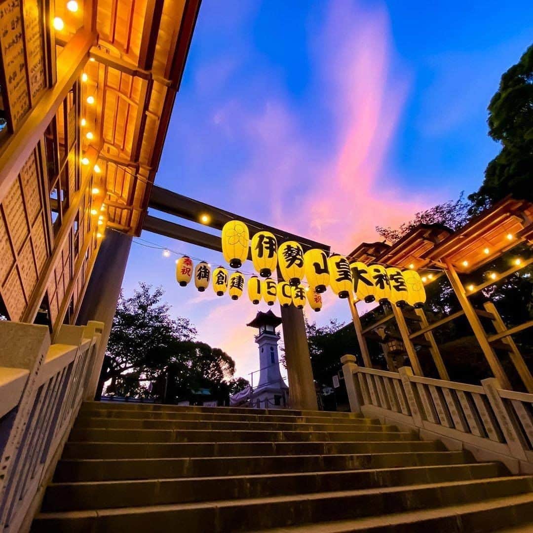 のインスタグラム：「Iseyama Kotai Shrine's lanterns illuminated under a vibrant, early evening sky. Gorgeous.﻿ Photo: @hanatsuzukinosakura ﻿ #myyokohama ﻿ ﻿ #yokohama #darlingescapes #beautifuldestinations #artofvisuals #somewheremagazine #discoverglobe #travelawesome #passionpassport #lovejapan #explorejapan #japanlife #japanfocus #japan_vacations #japanrevealed #よこはま #ヨコハマ #横浜」