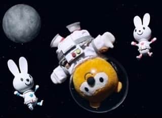 ポンタのインスタグラム：「体が軽い！！ 宇宙って不思議・・・ . . #ponta #宇宙旅行 #宇宙 #無重力体験 #宇宙の秘密 #gotothemoon #神秘的 #9月の壁紙 #9月 #ジオラマ #ジオラマの世界 #ミニチュア #ミニチュア雑貨 #ぬい撮り部 #ぬい撮り #ぬいどり #ぬいすたぐらむ #ポンスタグラム #撮りポン」