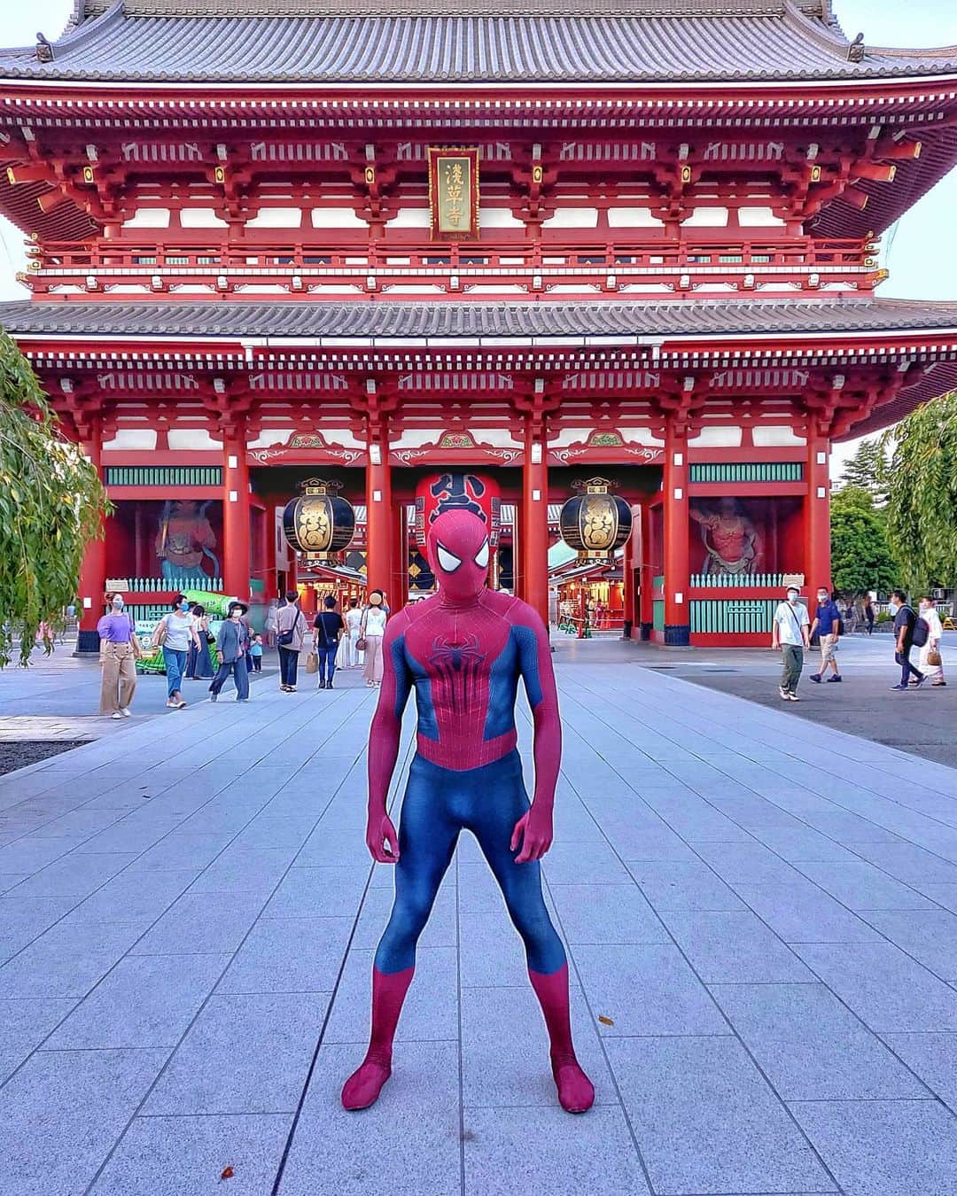 Japanese Spidermanのインスタグラム：「浅草×スパイダーマン🕷🕸 ・ 半年ぶりにスーツを着た。 昔は、暑さと戦いながら、ここ浅草でスパイダーマンしていた🎐 ・ 僕が28歳の頃の話。 今も昔も変わらないのはスーツを着て、マスクを着けたときの高揚感😋 その気持が自分をヒーローにさせてくる😎 ・ いつかまた子供たちを喜ばせることができる日が来れば最高だ👍 ・ #週末ヒーロー #スパイダーマン#ヒーロー#マーベル#浅草#浅草寺#アベンジャーズ#アメコミ#子供#真夏日#浅草観光 #spiderman#marvel#34歳#本業は広告マン#週末もサラリーマン#仕事かスパイダーマンかの人生#いつかアイアンマンにシフトする」