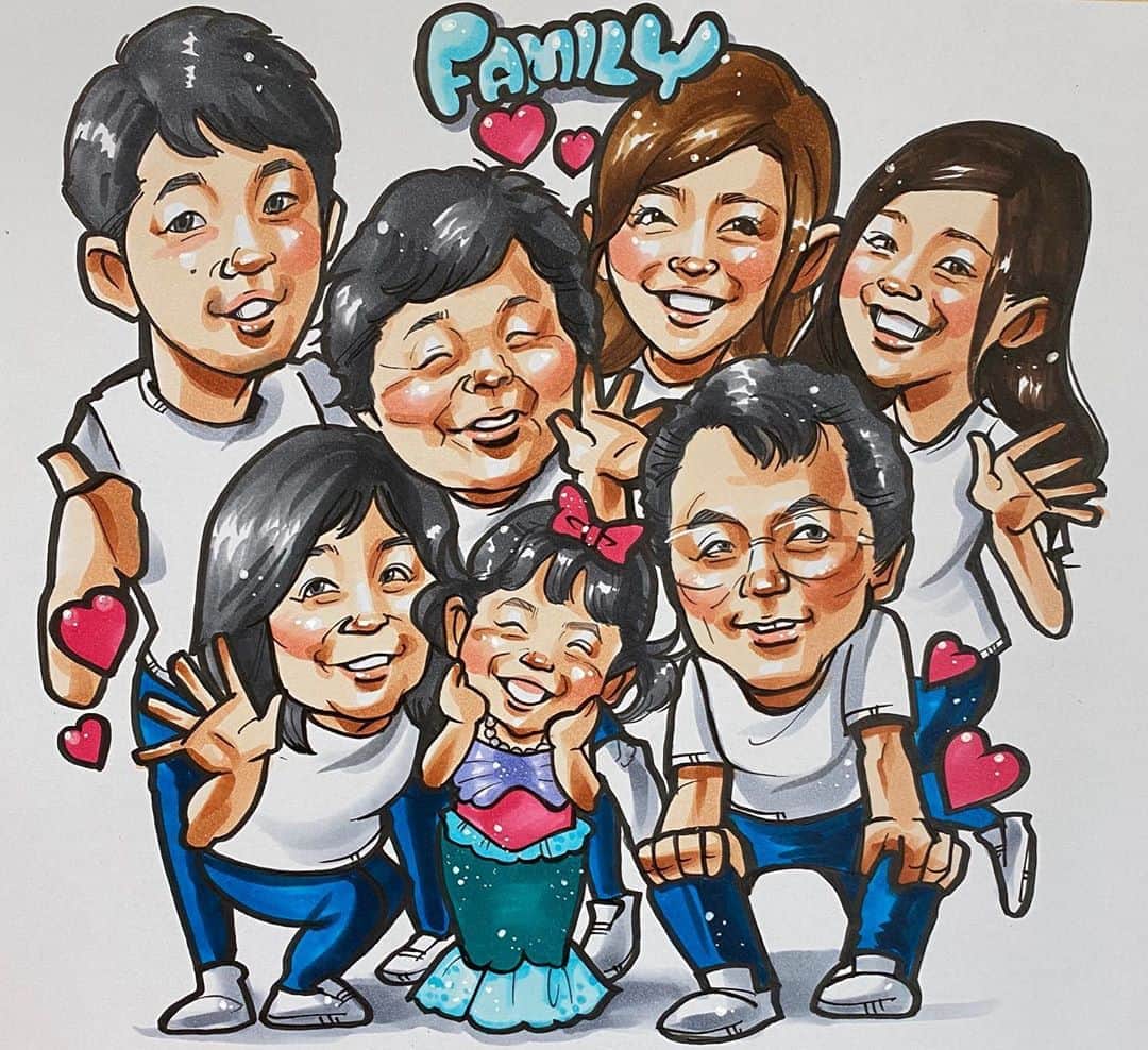 似顔絵★𝗚𝗢𝗥𝗜𝗞𝗜𝗡𝗚のインスタグラム：「. . 先日の一枚❤️ 二枚のご依頼でしたが、 一枚のみ紹介させてください😍💕 . . こちらはご実家のご家族全員集合❤️✨ 娘さんはお気に入りのワンピースを着てニッコリ💕⭐️✨  . . お客様にも想像以上の仕上がりだとよろこんでいただきました❤️❤️❤️  . . ご依頼ありがとうございました🙇‍♀️💕 . . .  ❌❌現在は、予約受付終了してます❌❌ 。 . . .  2020年度ご予約のお客✨ 現在70番までの方へ案内中です🌟✨💕 DMの確認いただきgmailへ返信宜しくお願い致します🙇‍♀️🌟✨✨ . . . .  次回の予約応募は、2020年のご予約分を書き終える予定の 来年春から夏頃の、、、予定です。 ※あくまでも予定なので前後します🙇‍♀️ . . . .  オーダー再開の際には 人数制限あるため必ず予約ができるわけではございません。 そのことも踏まえた上で 次回ご検討いただけると嬉しいです(^^) . . また、結婚式の使用を考えてくださる方も多いです✨  前々からお伝えしていますが、 基本的に予約順に対応しているため、 近々の納期を希望される方は、 対応できないこともあるので、 あらかじめご了承ください💦 . . . . . ※今回予約が取れた方へ※ . .  写真がまだ用意できてない、入金が遅れそうなど、状況により、順番が前後することもございます‼️ あらかじめご了承ください。 。 . . . また、芸能人、キャラクターのオーダー、パロディ風オーダーはお断りしています。  芸能人については、ご本人様に直接プレゼントなどはOKです。 . . . . . . 💰料金表は過去投稿記事みてね❤💰 . . . . . ➡️ハッシュタグ⇨ goriking117料金表2019⬅️ . . ✨✨✨✨✨✨✨✨✨✨✨✨✨✨✨✨ @by.goriking のアカウントでは、 過去書かせて頂いたお客様方からの、 似顔絵のその後のお写真をいただき、 投稿しております^ - ^❤️❤️ 玄関に飾ってある似顔絵、 渡した瞬間のお写真、 ご本人とのお写真などなど💕 いろんな場面でのお写真お待ちしております^ - ^✨⭐️ . . . .  #似顔絵#pencildrawing#drawing#pencil#illust#painting#art#artwork#絵描きさんと繋がりたい#似顔絵師#gorikingの似顔絵屋さん#仲良し夫婦#愛娘#娘#女の子#感謝#ありがとう#実家#kids#kidsfashion#仲良し親子#仲良し家族#kids_japan#子供のいる暮らし#❤️#comicart#anime#animeart#comicartist#animejapan」