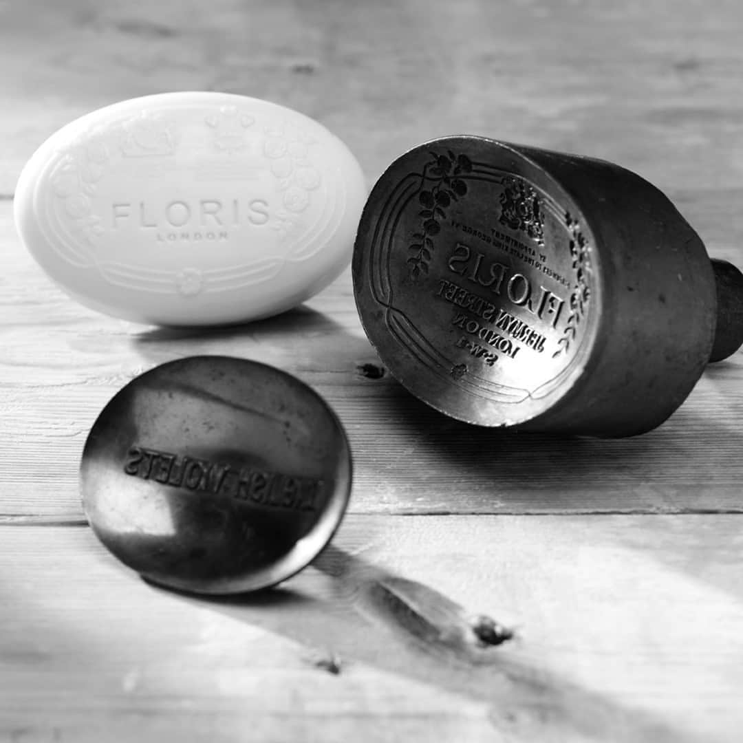 のインスタグラム：「The skill and time dedicated in scenting and triple milling the hard soap, along with the process of stamping it with our signature design has not changed and we maintain many of the moulds created over the years in this iconic style.⠀ ⠀ #FlorisLondon  #Icons #290Years #Soap #LuxurySoap #HandSoap #BritishPerfumery #BritishCraftsmanship #FamilyPerfumers #Perfumery #LuxuryFragrance #RoyalWarrant」