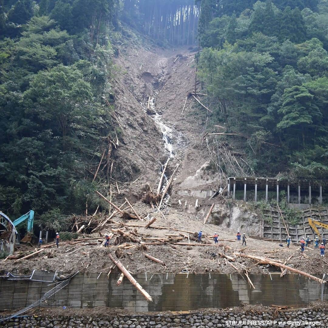 ABC Newsさんのインスタグラム写真 - (ABC NewsInstagram)「Police conduct search and rescue operations at the site of a landslide in the village of Shiiba after Typhoon Haishen grazed the southern Japanese island of Kyushu. #landslide #typhoon」9月10日 18時10分 - abcnews