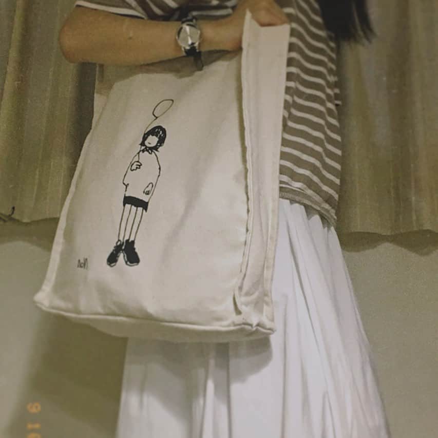 横道侑里のインスタグラム：「バックかわいすぎない？ ほんとにお気に入り。 @noa___official  noaさんの服ほんと好き . . ボーダーシャツね、ちょっと変わっててでもカジュアルですきなの、 @retrogirl_official  . . スカートまっしろでくしゅくしゅで、可愛くて合わせやすいの。💓 @lumo.official」
