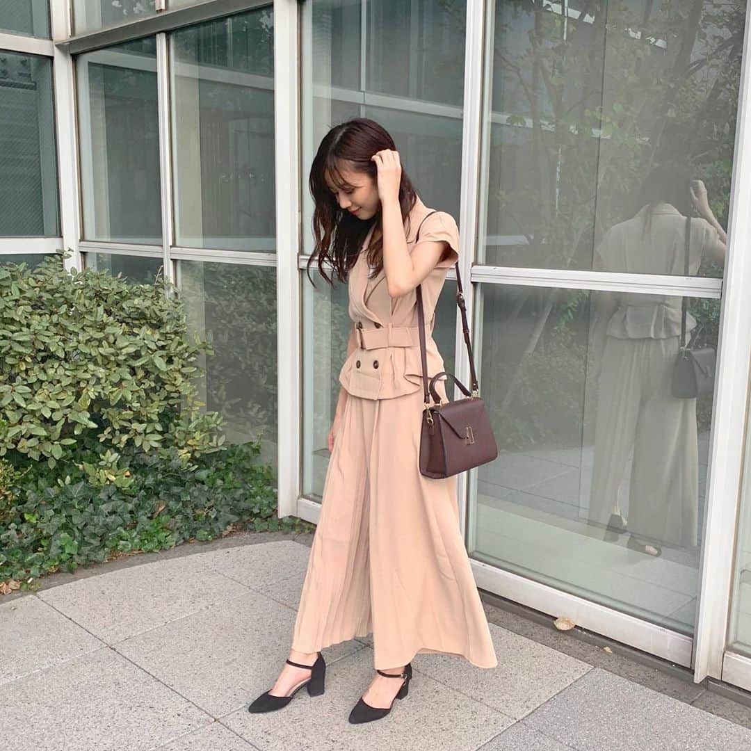 杉浦みずきのインスタグラム：「. トレンチ風のセットアップ♡ 生地感も上品で可愛い☺️ ベルトでウエスト縛ってあるところもすき❤︎  ・ @elenore_official  #ELENORE #エレノア #variousELENORE #セットアップ」