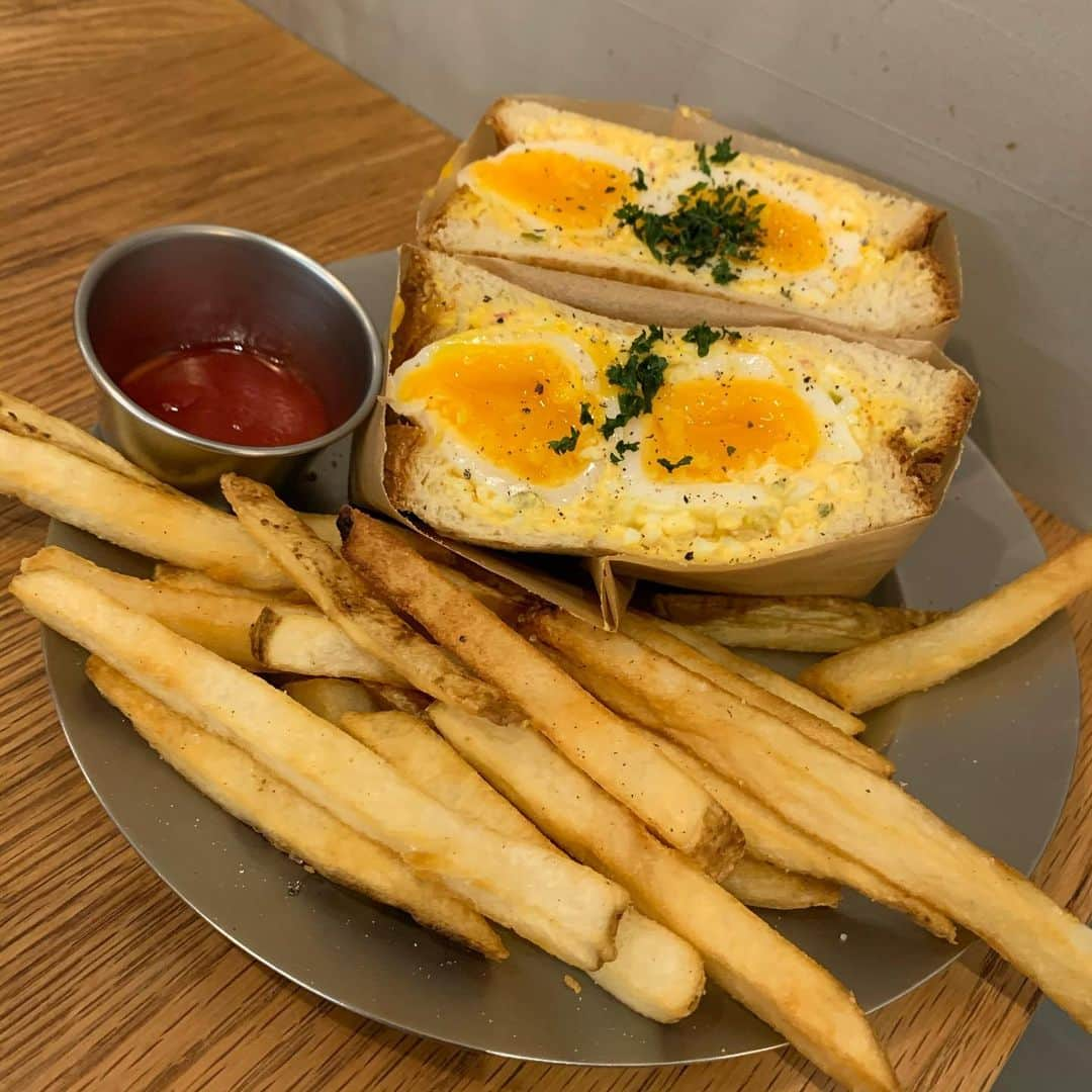 りょうくんグルメさんのインスタグラム写真 - (りょうくんグルメInstagram)「【御徒町　Egg Baby Cafe】 大人気の四角いプリン😏 ㅤㅤㅤㅤㅤㅤㅤㅤㅤㅤㅤㅤㅤ 🏠#御徒町　#EggBabyCafe 🚶‍♂️JR御徒町駅南口徒歩2分 上野広小路駅3分 📖エッグベイビープリン(¥450+tax)×2 エッグベイビーサンド(¥900+tax) ドリンク(¥350+tax)×2 ㅤㅤㅤㅤㅤㅤㅤㅤㅤㅤㅤㅤㅤ 大人気カフェのプリン！！！ ㅤㅤㅤㅤㅤㅤㅤㅤㅤㅤㅤㅤㅤ プリンはかため！サイズ感は普通。 かためだけど想像よりは柔らかかった。 味は濃厚で美味しい 四角い形がいい感じ！ ㅤㅤㅤㅤㅤㅤㅤㅤㅤㅤㅤㅤㅤ ここはプリンも美味しいけどやっぱフードが神ってる。 エッグサンドリピったけどおいしかった。 ㅤㅤㅤㅤㅤㅤㅤㅤㅤㅤㅤㅤㅤ ㅤㅤㅤㅤㅤㅤㅤㅤㅤㅤㅤㅤ 女性多めだけど男性もけっこういる。 店内めっちゃ広いし席数多い。 テーブル席もお一人様席も多いから一人でも入りやすい。 雰囲気が良くてかなりくつろげる。 ㅤㅤㅤㅤㅤㅤㅤㅤㅤㅤㅤㅤㅤ プリンは元々14:00からだったけど、今はコロナで並べないからオープンから提供してるみたい！ ㅤㅤㅤㅤㅤㅤㅤㅤㅤㅤㅤㅤㅤ ほんと満足度高いカフェだ〜 プリンとポテトは相性抜群。 ㅤㅤㅤㅤㅤㅤㅤㅤㅤㅤㅤㅤ ㅤㅤㅤㅤㅤㅤㅤㅤㅤㅤㅤㅤㅤ  ㅤㅤㅤㅤㅤㅤㅤㅤㅤㅤㅤㅤㅤ 東京都台東区上野5-10-9  10：00～22：00」9月10日 18時17分 - uryo1113