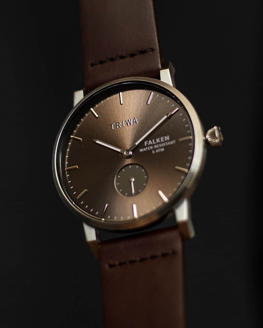 TRIWAさんのインスタグラム写真 - (TRIWAInstagram)「🙂👋 Meet our newest addition to our classic collection: Bronze Falken. A slim everyday watch, where the design focuses on the most important feature - time. Here expressed in an elegant sun-ray brushed dial with bronze finishing. Bronze Falken comes in two versions, matched with a gun plated stainless steel case and mesh band, as well as a stainless steel case and a beautiful dark brown, Italian leather strap. ⠀⠀⠀⠀⠀⠀⠀⠀⠀ #watch #watches #watchesofinstagram #time #elegant #classic #bronze #watchaddict」9月10日 18時19分 - triwa