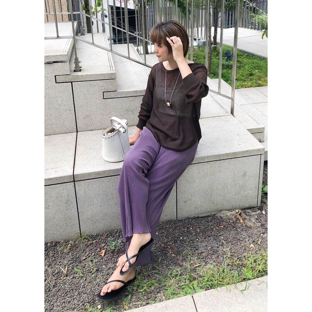 のインスタグラム：「☆☆☆ ・ ・ 息子が学校で作ってきたお面👺をかぶって インターホンを押すもんだから😭 びっくりして 大声を出して鍵を開けなかったら 隣の家から電話が来ましたw ・ ・ なかなか怖いお面でした、、、 やめて欲しい ・ ・ そして何故かその後、2人でゾンビの韓流映画見てたら 息子が この危険な状況で男と女が生き残ったってのがもうラッキーだよね 繁栄出来る！ 人はゾンビに負けない🧟‍♀️ ・ ・　 という感想で え⁉️どこまで知ってるのかしら？ 昆虫と同じ感覚で見てるな、、 とちょっとドキドキした１日でしたww ・ ・ ・ ・ ・ ・ ・ #gu#gu_for_all #jandmdavidson #きれいめコーデ #きれいめカジュアル  #大人カジュアルコーデ #大人カジュアル  #code#coordinate#ootd#instafashion#今日のコーデ#ママコーデ#ママファッション#男の子ママ #高身長女子 #ponte_fashion#r_fashion#大人女子#シンプル #シンプルコーデ #きれいめファッション#高身長コーデ」