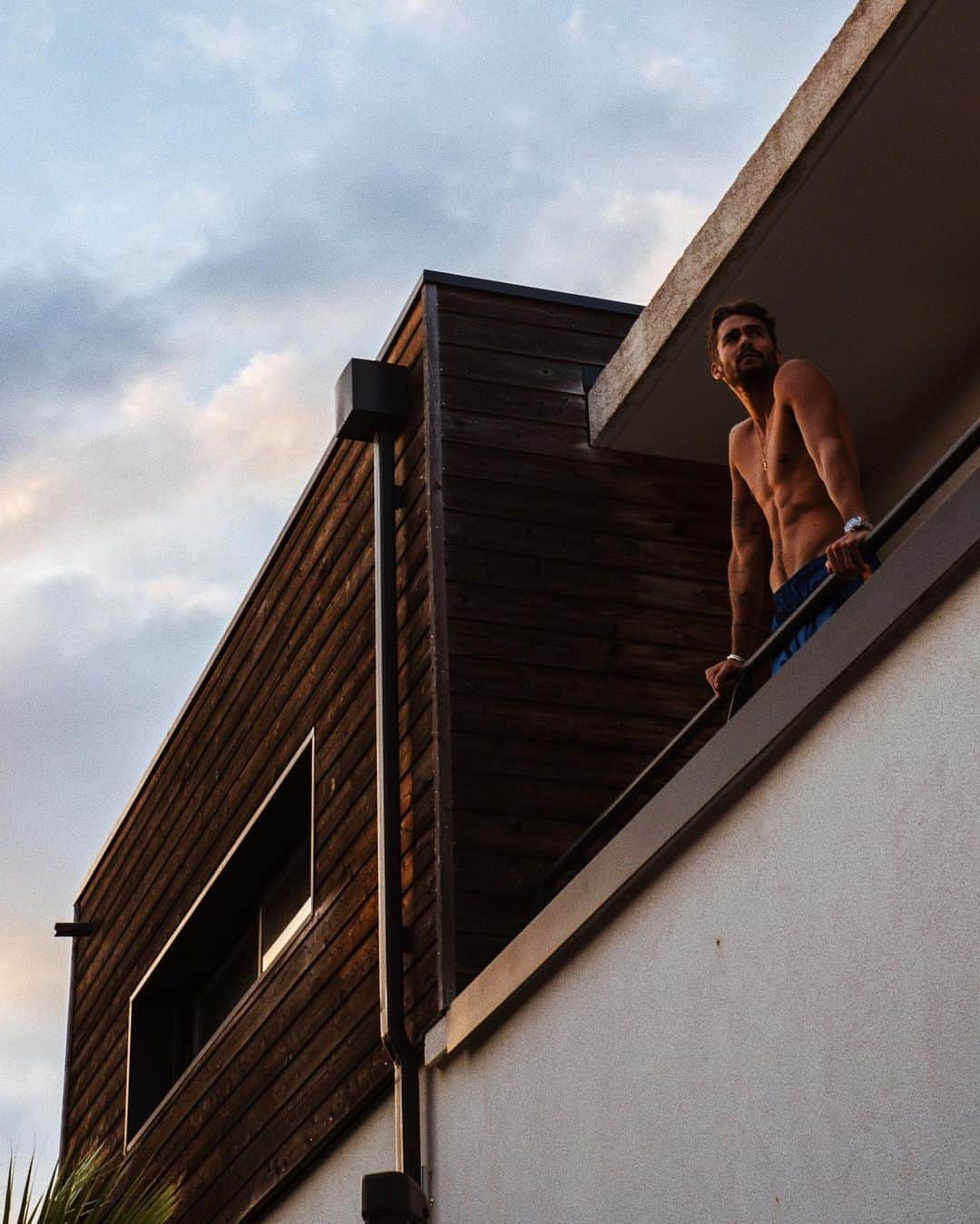 NICOLAS SIMOESのインスタグラム：「Lost in my thoughts 💭」