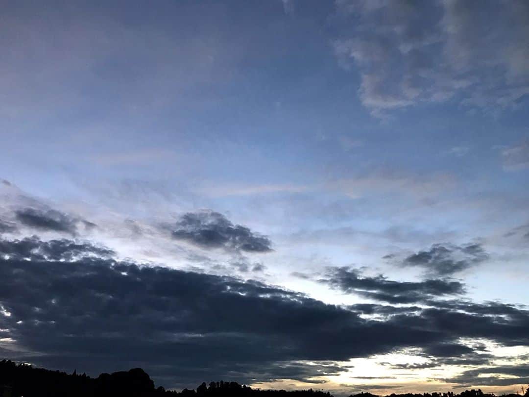 木川尚紀さんのインスタグラム写真 - (木川尚紀Instagram)「今日の1枚。  家の前から撮影しました。  この夕方の空。えがっぺよ。  今日の日よありがとう。  明日もがんばっぺ！  #夕焼け空  #がんばっぺ #泥だらけの勲章 #木川尚紀」9月10日 18時28分 - kigawa_naoki