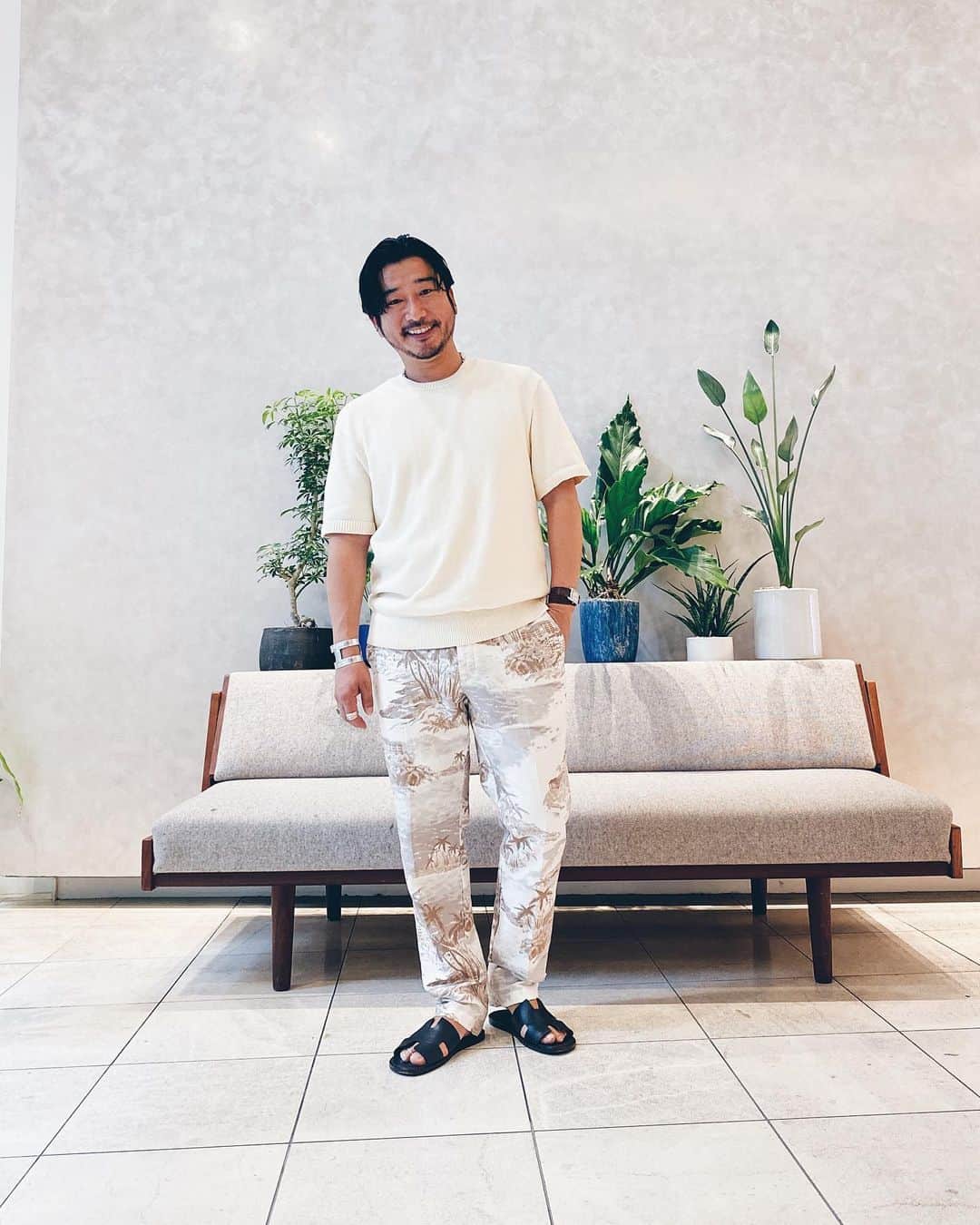 小塚源太のインスタグラム：「👻 コットンニットTと柄パンの白を基調としたコーディネート。 こんな地味派手スタイルがボクのスタンダード✔︎ #bananarepublic #menstyle」