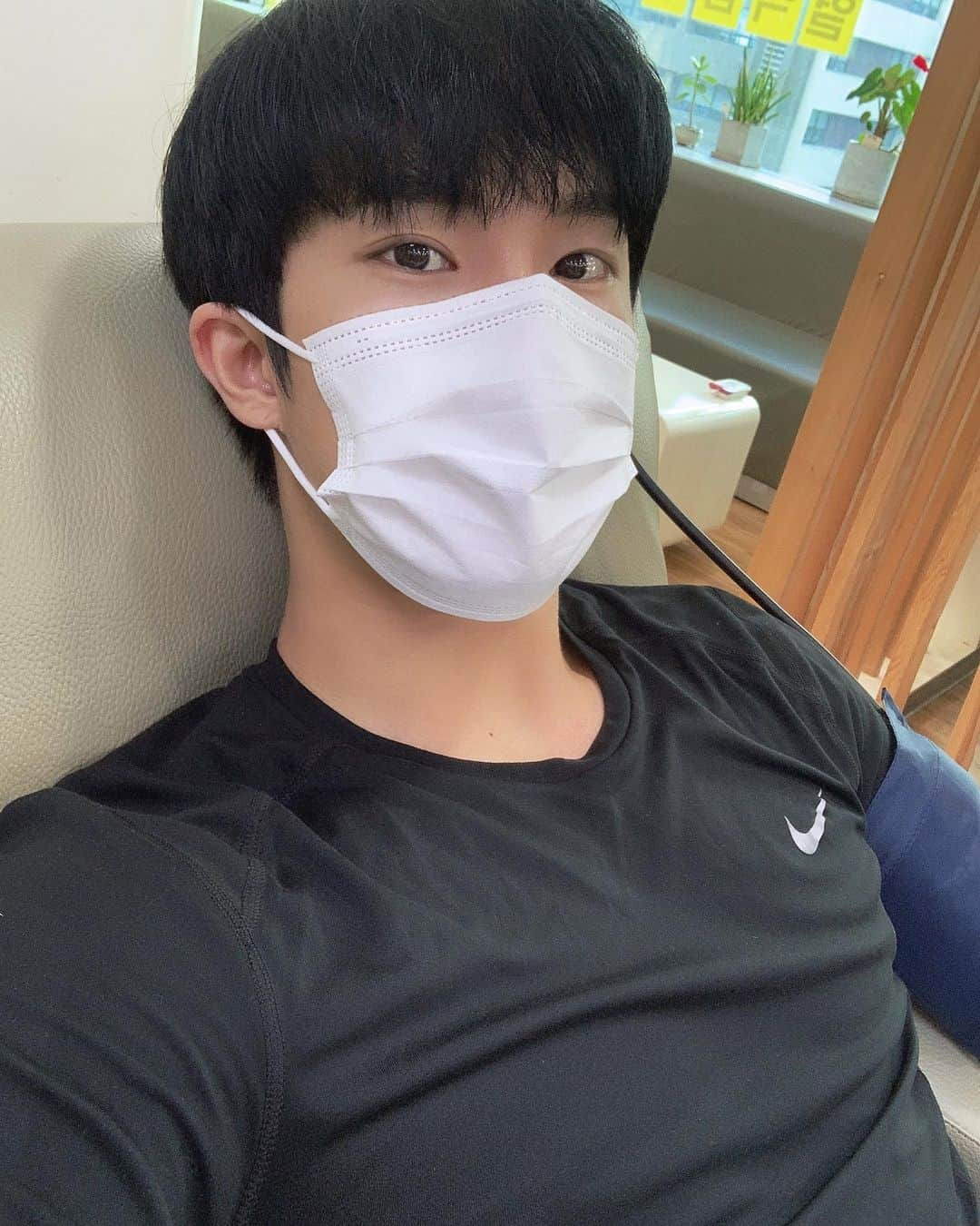 ソンハクのインスタグラム：「나의 헌혈이 타인에게 큰 도움이 되길🙏🏻  #헌혈 #꾸준히 #blooddonation #200910」