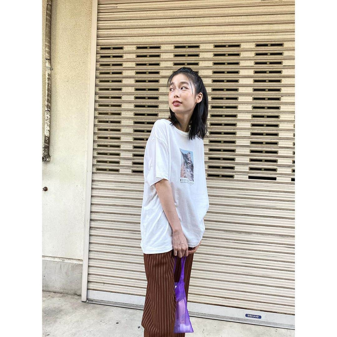 吉倉あおいさんのインスタグラム写真 - (吉倉あおいInstagram)「t-shirt @moussyofficial pants @laguagem bag @smirnasli_official  #まゆげの少年スタイル ねこちゃんTシャツはユルっとサイズで何かと着てしまうお気に入り♡ 最近はブラウン×パープルの組み合わせにハマっています！ スケスケバッグは持ち物オシャレにしないと、な緊張感があるけど😂 この夏のお気に入りアイテムです！」9月10日 18時31分 - aoi_yoshikura