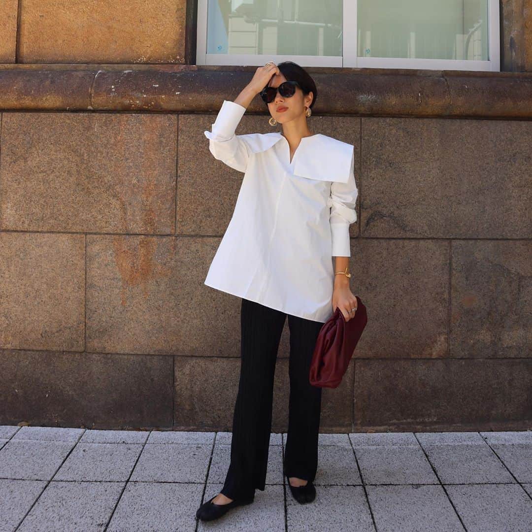 のインスタグラム：「square collar blouse ◻️ * スクエアカットをミリ単位で修正して やり過ぎでなくモードな仕上がりになるようにかなり微調整しました☺️ * 1枚でカッコよくきまるし、ジャンスカやカーディガンののインナーで襟を出すのもかわいい🤤♡ * シンプルにボトムスはプリーツパンツ！ * #MACHATT #masaco服」