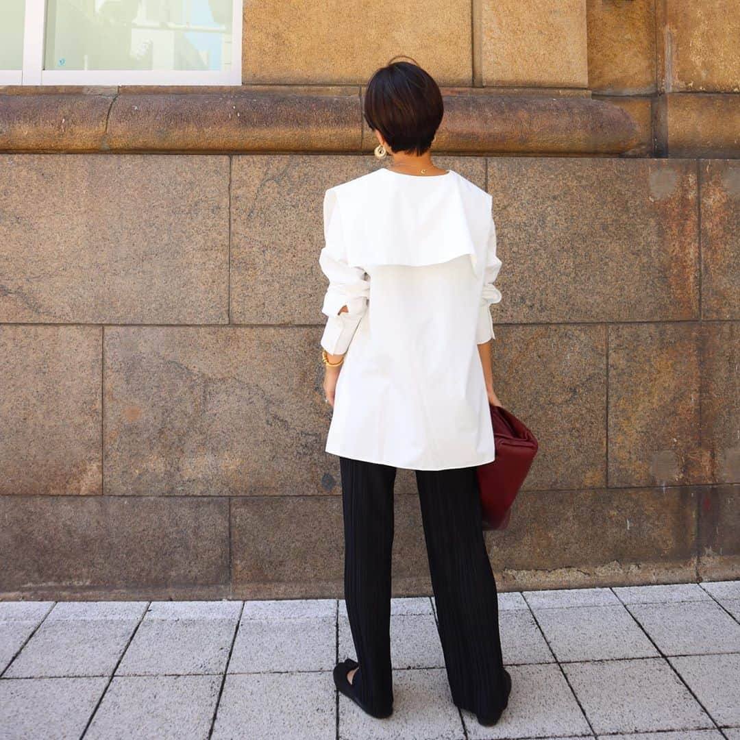 正中雅子さんのインスタグラム写真 - (正中雅子Instagram)「square collar blouse ◻️ * スクエアカットをミリ単位で修正して やり過ぎでなくモードな仕上がりになるようにかなり微調整しました☺️ * 1枚でカッコよくきまるし、ジャンスカやカーディガンののインナーで襟を出すのもかわいい🤤♡ * シンプルにボトムスはプリーツパンツ！ * #MACHATT #masaco服」9月10日 18時32分 - masacoshonaka