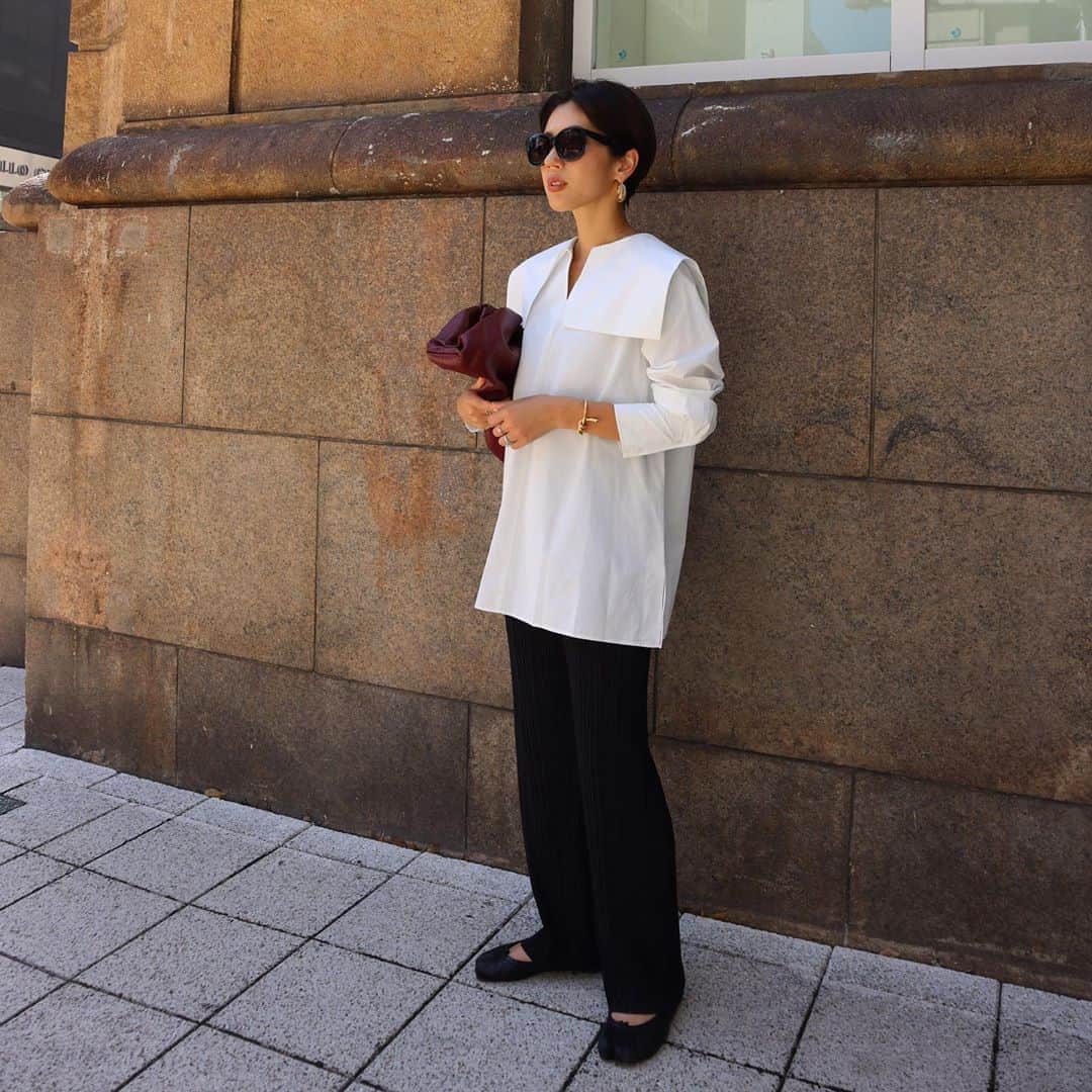 正中雅子さんのインスタグラム写真 - (正中雅子Instagram)「square collar blouse ◻️ * スクエアカットをミリ単位で修正して やり過ぎでなくモードな仕上がりになるようにかなり微調整しました☺️ * 1枚でカッコよくきまるし、ジャンスカやカーディガンののインナーで襟を出すのもかわいい🤤♡ * シンプルにボトムスはプリーツパンツ！ * #MACHATT #masaco服」9月10日 18時32分 - masacoshonaka