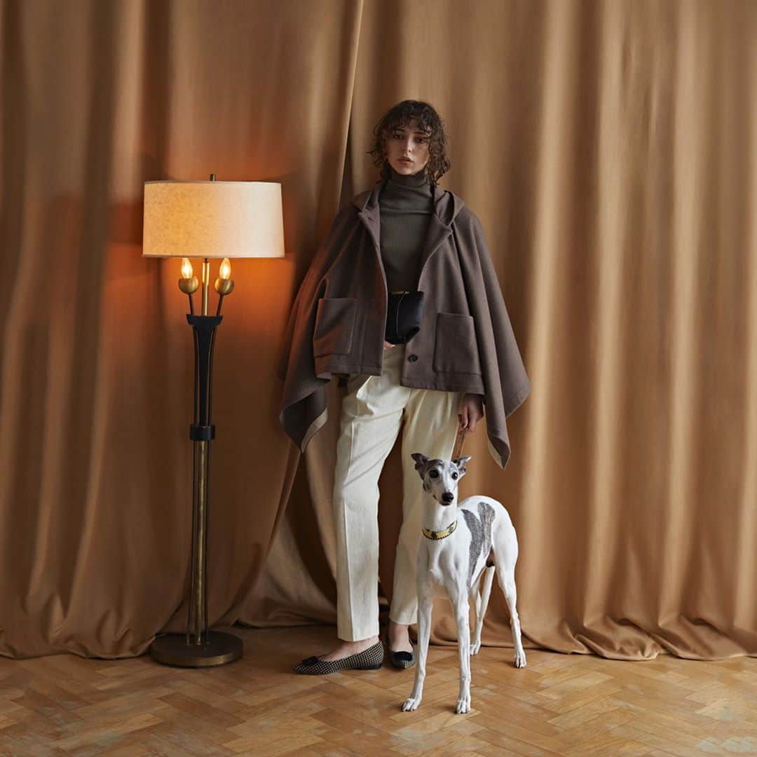 エリオポールのインスタグラム：「. Brit chic! 9.4.fri.-10.4.sun. . . CAPE [HÉLIOPÔLE]  43,000yen+tax KNIT [HÉLIOPÔLE]  14,000yen+tax PANTS [OUD]  29,000yen+tax BAG [ZANCHETTI]  190,000yen+tax SHOES [PELLICO]  54,000yen+tax . . . . #HELIOPOLE #エリオポール #britchic #2020aw #autumnwinter #selectshop #fashion #style #british #britishstyle」