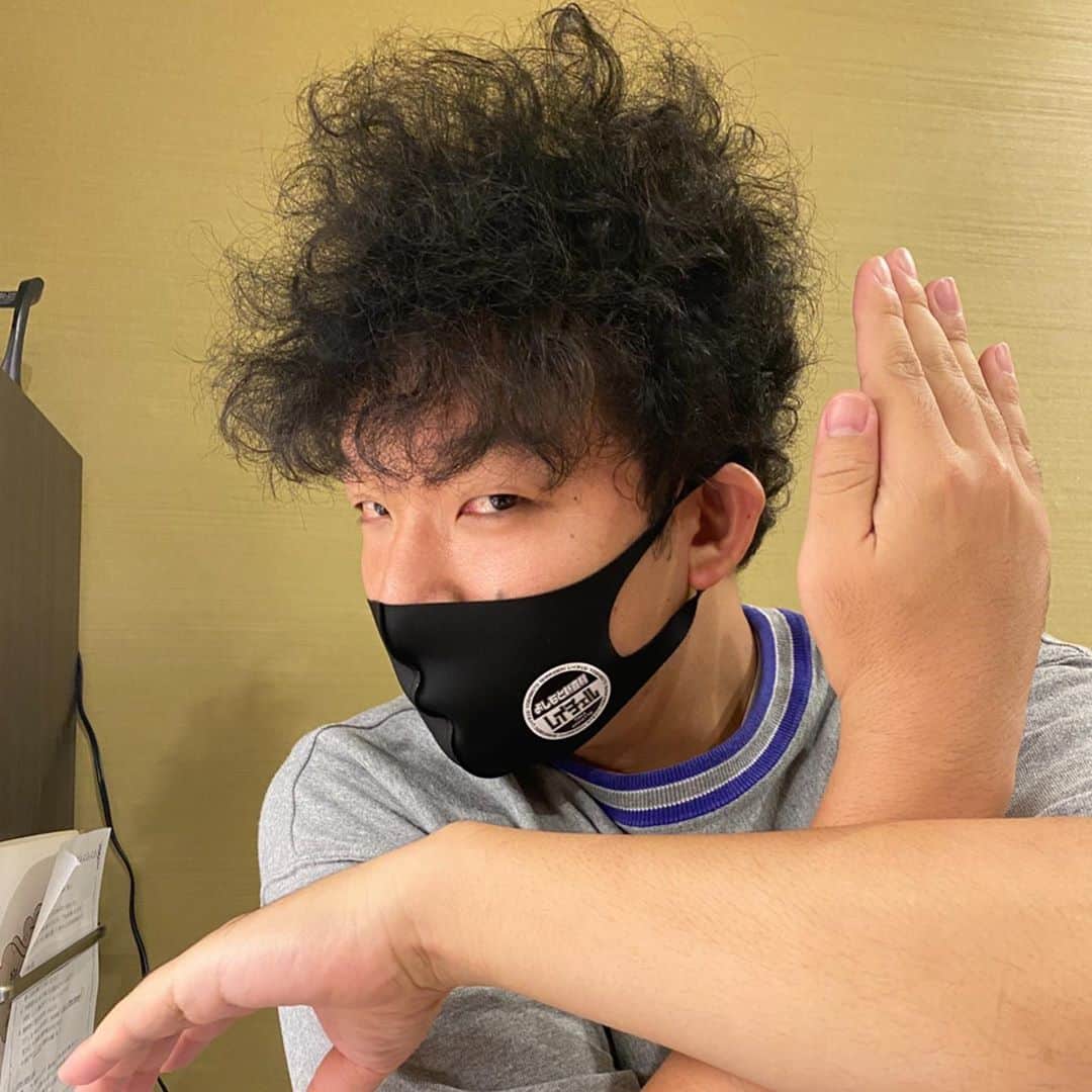 レイチェルさんのインスタグラム写真 - (レイチェルInstagram)「吉本新喜劇、  『ちぇるのマスクcollection2020』  とか言っちゃって。  models/ ①Kouichi ukawa ②Yutaka yoshida ③Tetsuro niina ④Hiroyuki shimizu ⑤Yuri tanikawa ⑥Daisuke moromijyato ⑦Mojya yoshida mojya ⑧tsurupika sensei ⑨Yukie samejima ⑩Hiroyuki shimizu  #吉本新喜劇 #レイチェル #ちぇるのマスク #コレクション #第一弾 #皆さんそれぞれの表情があって良いですね #にしても #断トツ #烏川さんが怖過ぎる！笑 #シルクハット で#ご注文する時のサイズの参考にして下さい #ちなみに #烏川さん #しみひろさん #モロミさん #だけLサイズで #あとは全員Mサイズです #、、、#のしボーイもLをあげればよかったかも #とか言っちゃって #😂💨💨💨」9月10日 18時35分 - reiyoshida1230