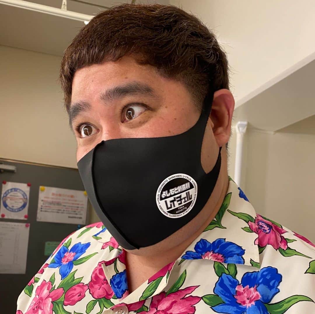 レイチェルさんのインスタグラム写真 - (レイチェルInstagram)「吉本新喜劇、  『ちぇるのマスクcollection2020』  とか言っちゃって。  models/ ①Kouichi ukawa ②Yutaka yoshida ③Tetsuro niina ④Hiroyuki shimizu ⑤Yuri tanikawa ⑥Daisuke moromijyato ⑦Mojya yoshida mojya ⑧tsurupika sensei ⑨Yukie samejima ⑩Hiroyuki shimizu  #吉本新喜劇 #レイチェル #ちぇるのマスク #コレクション #第一弾 #皆さんそれぞれの表情があって良いですね #にしても #断トツ #烏川さんが怖過ぎる！笑 #シルクハット で#ご注文する時のサイズの参考にして下さい #ちなみに #烏川さん #しみひろさん #モロミさん #だけLサイズで #あとは全員Mサイズです #、、、#のしボーイもLをあげればよかったかも #とか言っちゃって #😂💨💨💨」9月10日 18時35分 - reiyoshida1230