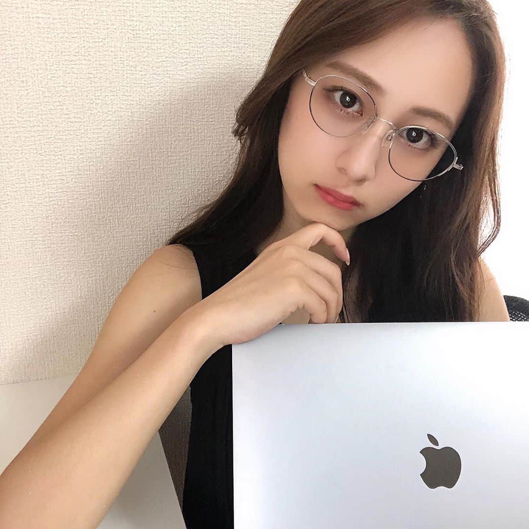 池田星来のインスタグラム：「. 今日はお家で👩🏼‍💻 追い詰められないと頑張れないの直したい😖 #被写体 #ポートレート #メガネ女子 #macbookair #instagood #instalike」