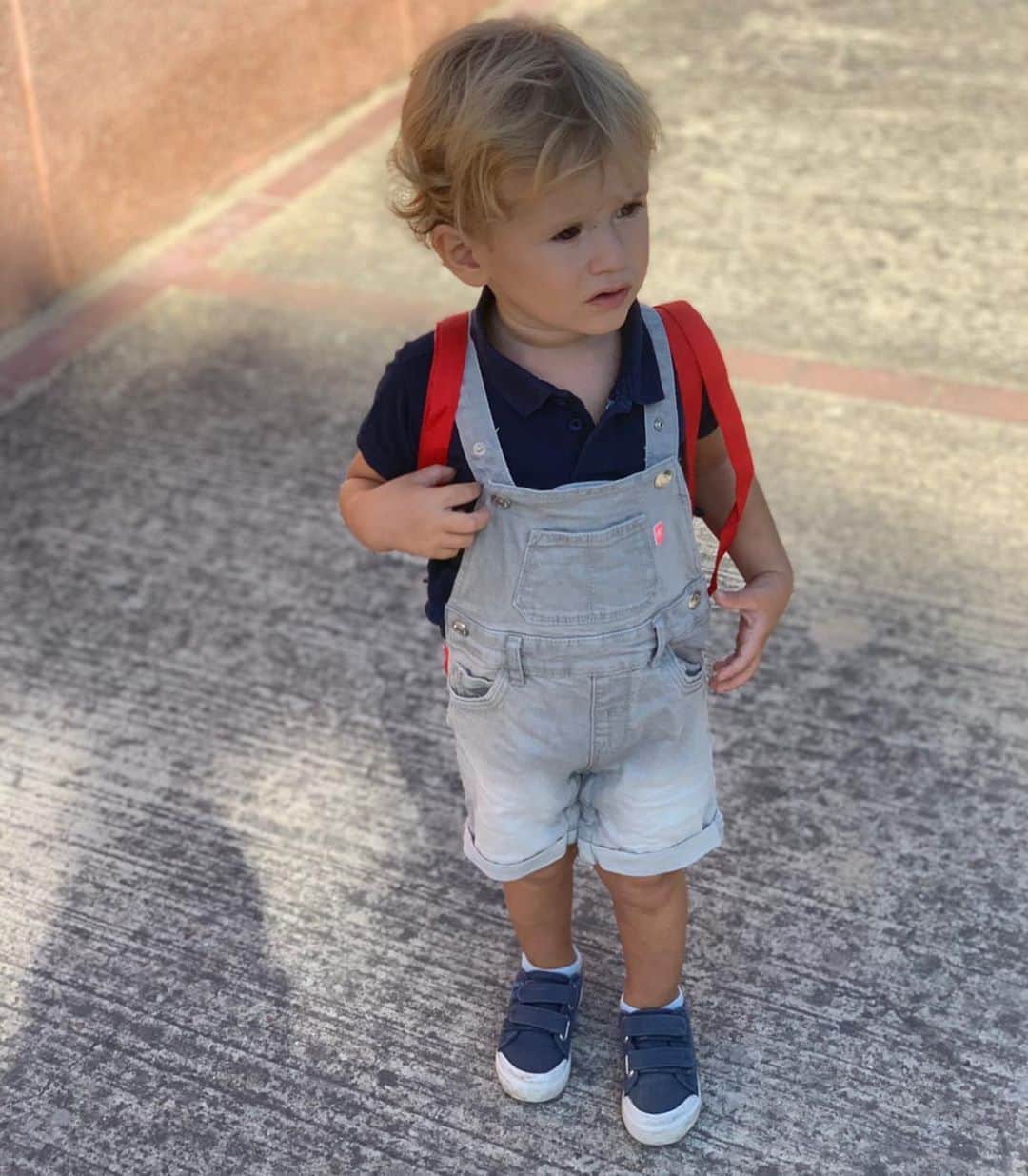 アレハンドロ・フェルナンデス・イグレシアスのインスタグラム：「Primer día de cole🤍   #Minialex」