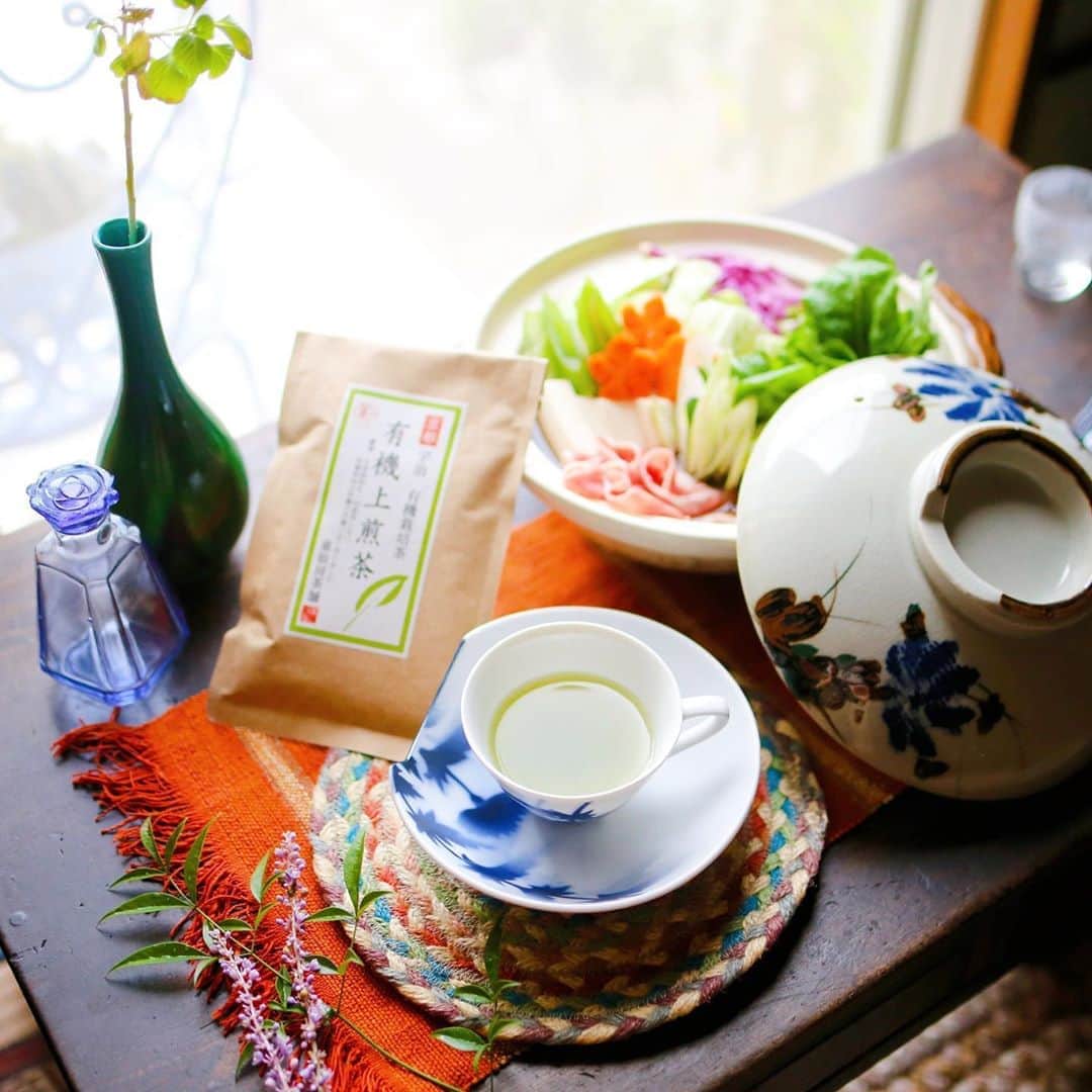 のインスタグラム：「． The tea was very delicious  昨日は出産報告にたくさんの お祝いコメントやDM、メール ありがとうございました🙏💓 　 とっても嬉しかったです♡ 今は産院でのんびり過ごしてます♡  ． さてさて… 先日の夕ごはんに、大好きなお鍋🍲 を頂きました〜♡ 最近暑いので、食べていなかったけど やっぱり美味しい〜🥺✨  お野菜もたっぷり取れるし 良いよね🙌💓  ． 合わせたのは、童仙房茶舗の有機無農薬 栽培宇治茶 “有機上煎茶 ” 🍵  有機上煎茶は香りがとっても良くて あっさりとした飲み心地😍💕  お茶好きにはたまりません✨  夜ご飯の時はもちろん、 私は育児の合間にも飲んでいます♡  ． ほっと落ち着くし、リラックス出来て おススメ😌‼️ 暑い日は氷を入れて飲むのもおすすめ♡  童仙房茶舗さんでは、他にも様々な お茶を販売しているので公式アカウント内の URLからチェックしてみてね🙌❤️ @organicochadosenbo  ． #PR#童仙房茶舗#有機上煎茶#オーガニック#有機栽培#宇治茶#花のある幸せごはん#和食#和食器#お鍋#鍋料理#お茶好き」