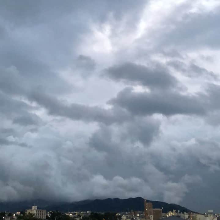 yukaのインスタグラム：「雷は雲の中。 ・ ・ ・ ここ最近、雷が凄いですね(>_<) 皆さんも気をつけてお過ごし下さい。 ・ #タイムラプス #雷 #ダレカニミセタイソラ #toyohashiphoto  #クラストコ #Timelapse #instagramjapan  #Thunder #thunderstorm #豊橋」