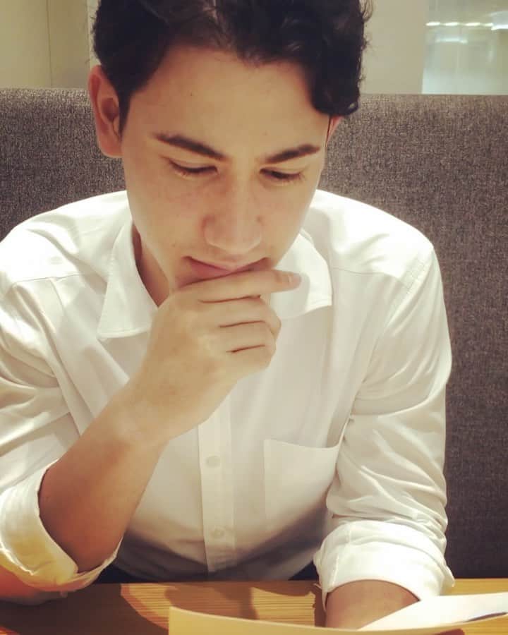 のインスタグラム：「. 彼曰く、 ピンク色は彼の弱さ だそうです。笑  感じ方は自由なのです。👼  みなさんはどうですか？  #国山ハセン #tbs #色鉛筆 #色鉛筆画 #art #artwork  #似顔絵 #安定の倍速です」