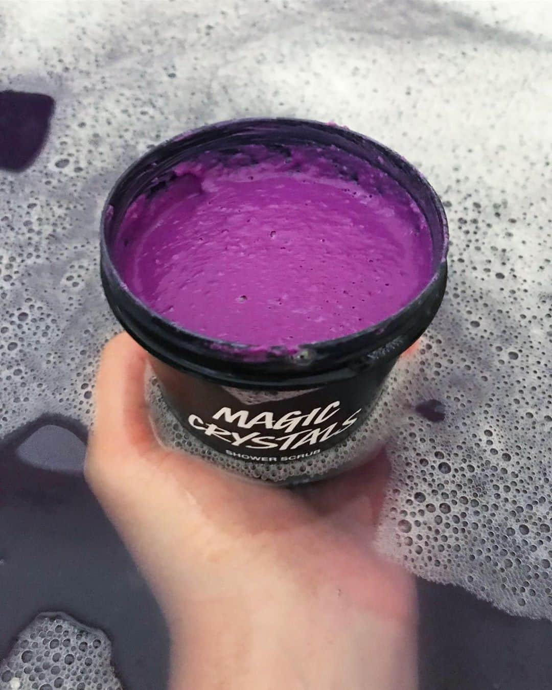 ラッシュジャパンのインスタグラム：「ひんやり気持ちいいスクラブで、さっぱりタイム。⁠ ⁠ 『マジック クリスタルズ シャワースクラブ』のメントールクリスタル、ペパーミント、スペアミントの清涼感はまるで魔法のよう。全身をスクラブでマッサージして、ターンオーバーを促すことで、ヘルシーで明るいお肌に🔮⁠ ⁠ 📷 @hollys_lush_life_⁠ ⁠ #ヴィーガンコスメ #スクラブ #角質 #マッサージ」